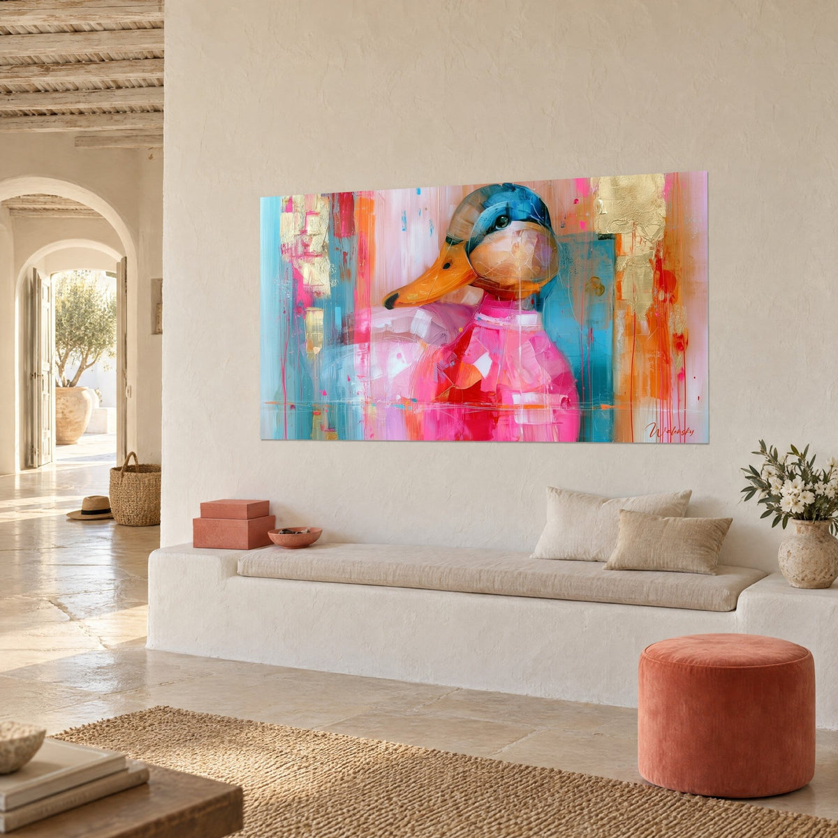 Quadro uccello acquatico con elmetto blu e piumaggio fucsia, tocchi d'oro e arancio su parete calce, panca bianca in pietra