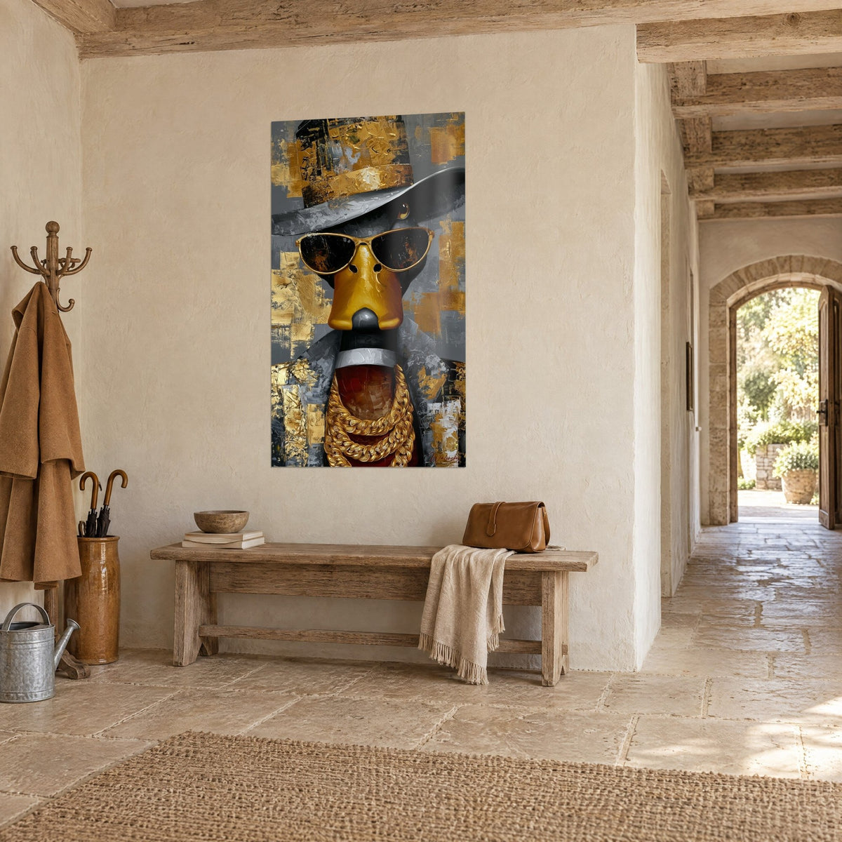 Tableau oiseau à bec ambre et chaînes en or sur fond gris et or, vu de trois quarts dans l'entrée en pierre claire