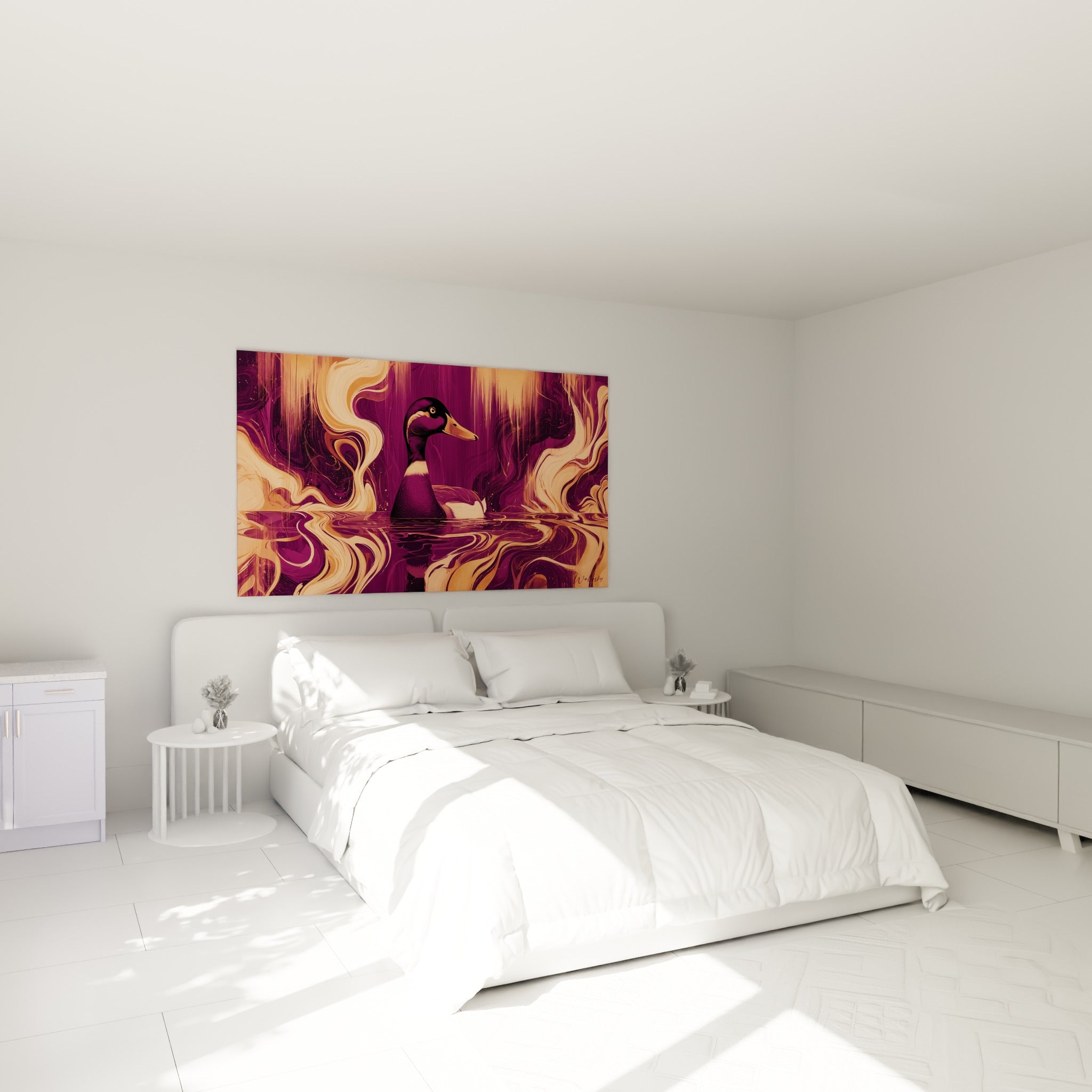 Canard aux reflets dorés sur fond violet, accroché au-dessus d'un lit dans une chambre claire