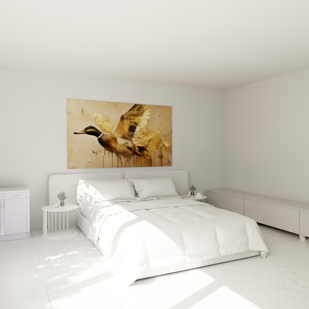 Envol du canard doré aux plumes bronze au-dessus d'un lit dans une chambre claire