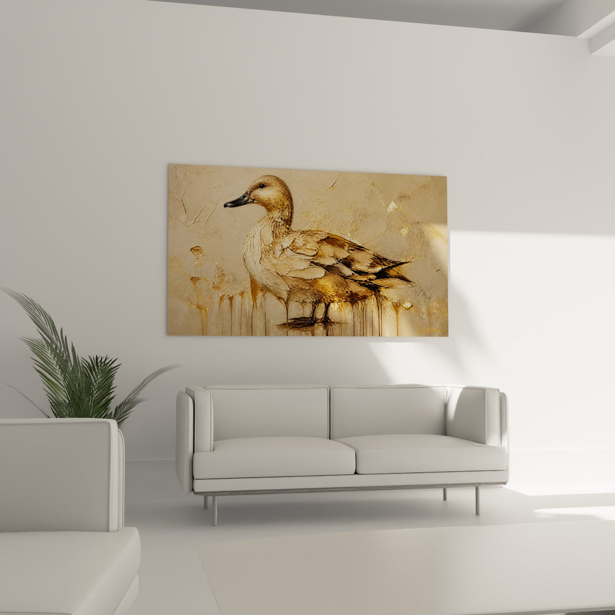 Canard beige aux ailes brunes et dorées, posture calme, au-dessus d'un canapé dans un salon lumineux