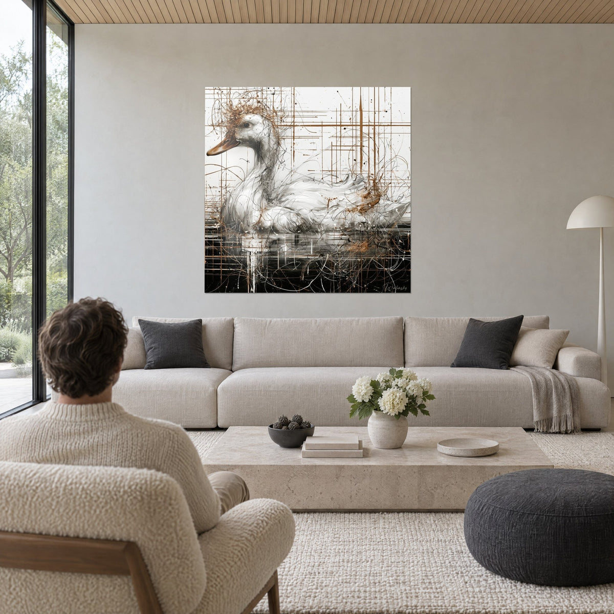 Tableau canard blanc aux traits dorés, plumage nacré sur fond noir, au-dessus d'un canapé dans un salon lumineux