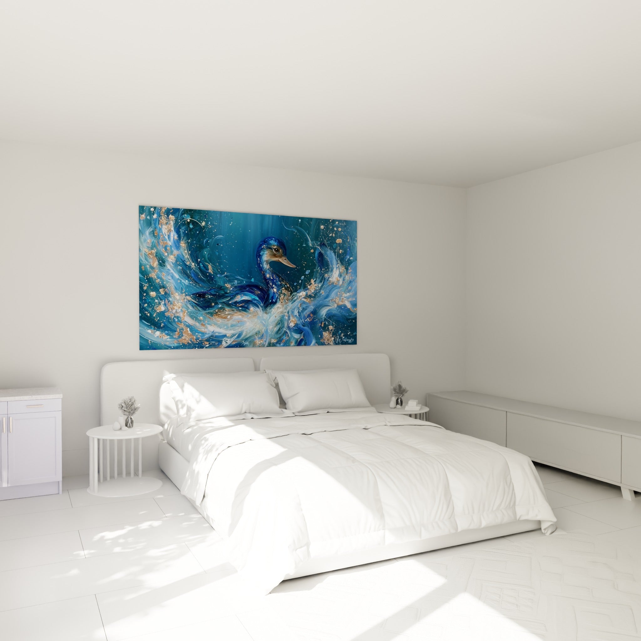 Volutes bleu marine et dorées entourant un canard, tableau accroché au-dessus d'un lit dans une chambre claire