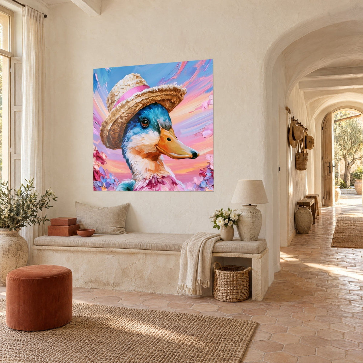 Tableau portrait de canard en peinture épaisse, bec orangé, œil brun, chapeau de paille doré sur ciel rose, mas provençal en trois-quarts
