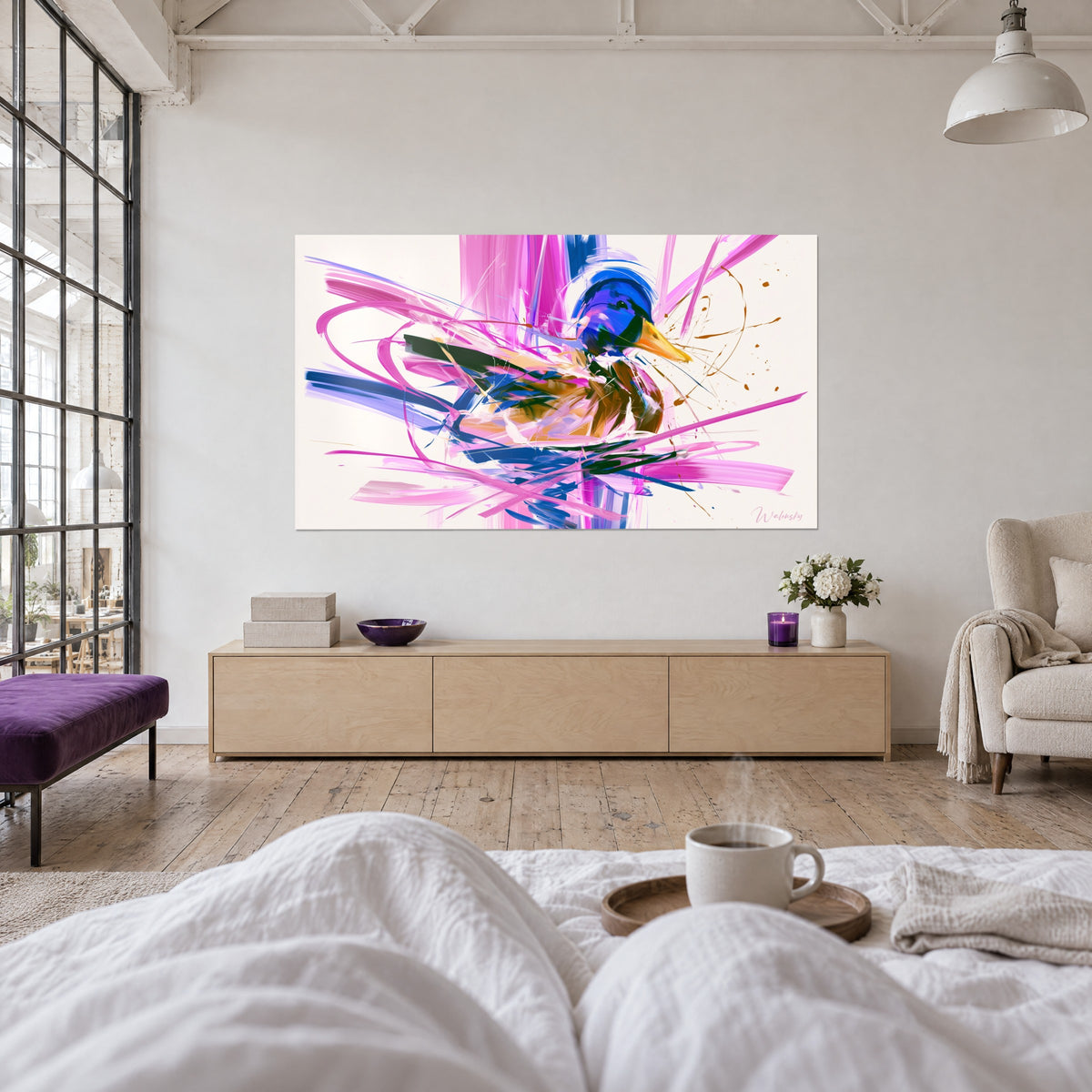 Gemälde Wasservogel mit fuchsiafarben und ultramarinblau gepeitschten Flügeln, orangegelber Schnabel, über einem Bett in einem hellen Schlafzimmer