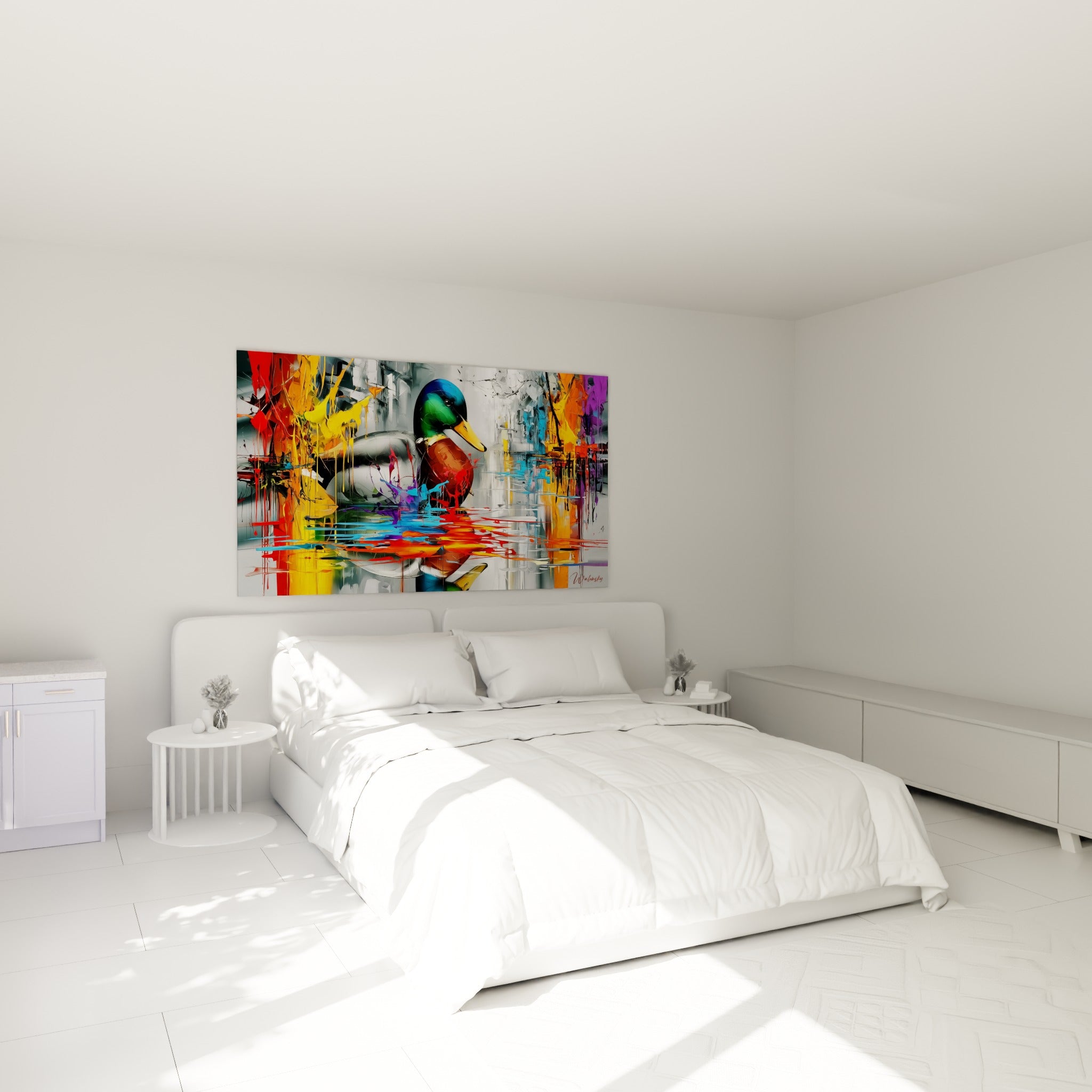 Colvert aux plumes brunes et coulures orange vif accroché au-dessus d'un lit dans une chambre claire