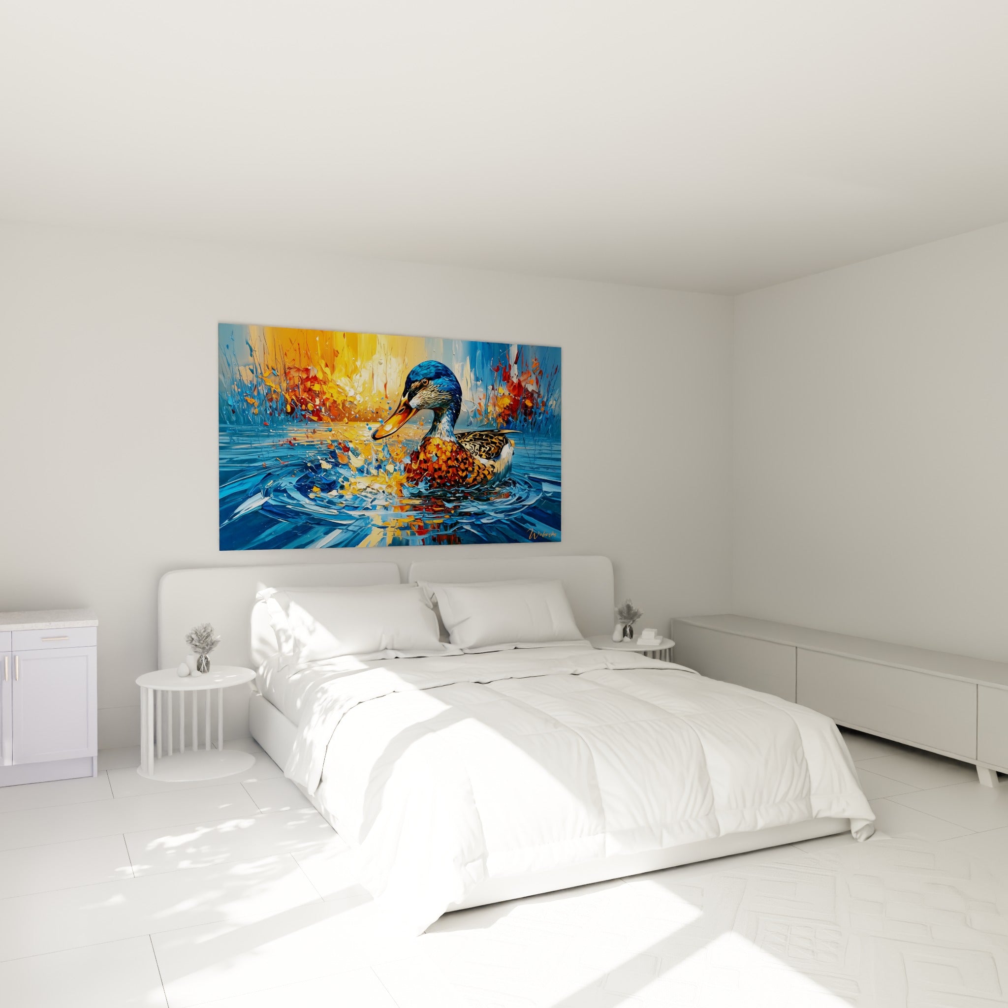 Colvert bleu et orange fendant l'eau, accroché au-dessus d'un lit dans une chambre claire