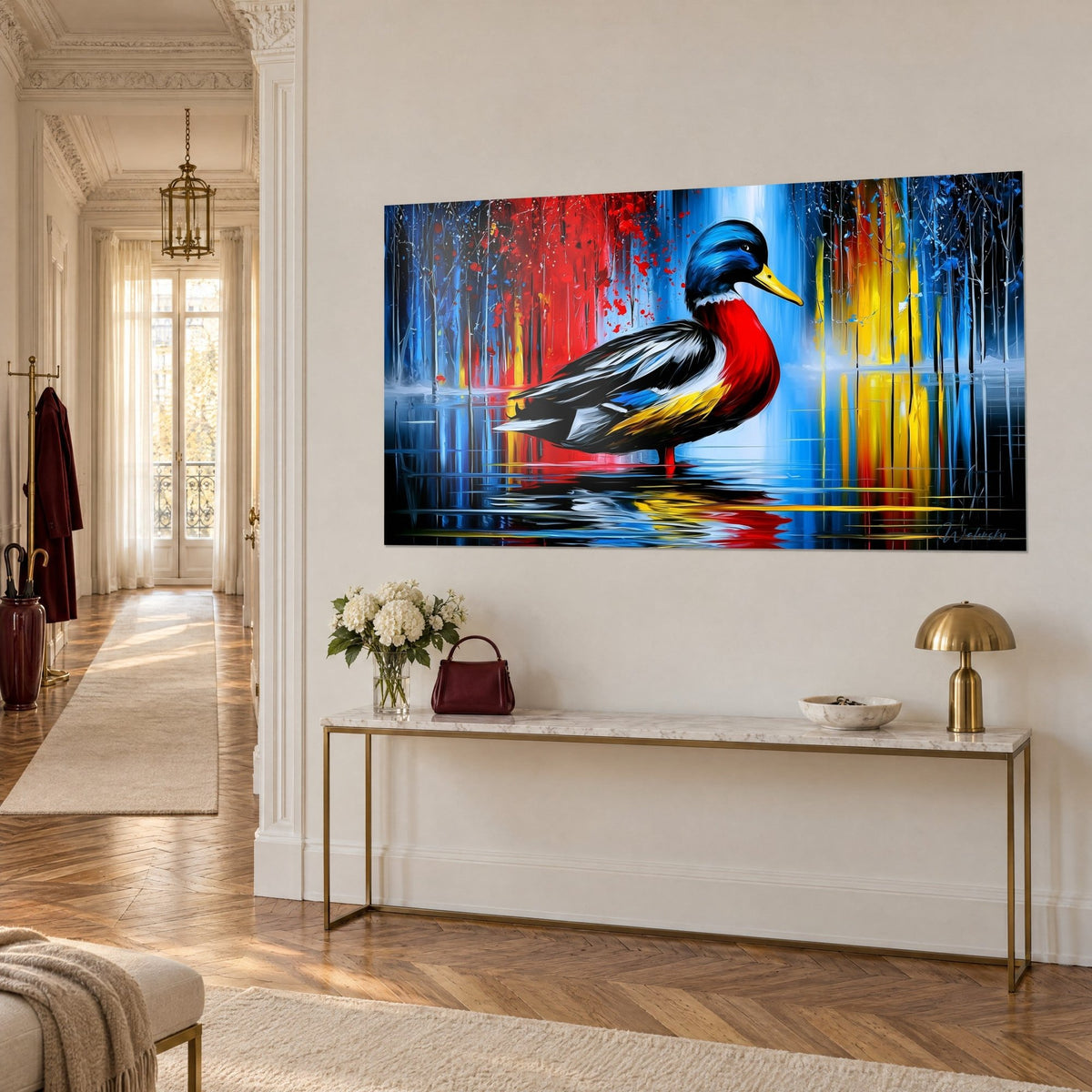 Quadro uccello acquatico dal piumaggio rosso, blu e giallo posato su uno stagno, ripreso di tre quarti su una consolle dorata