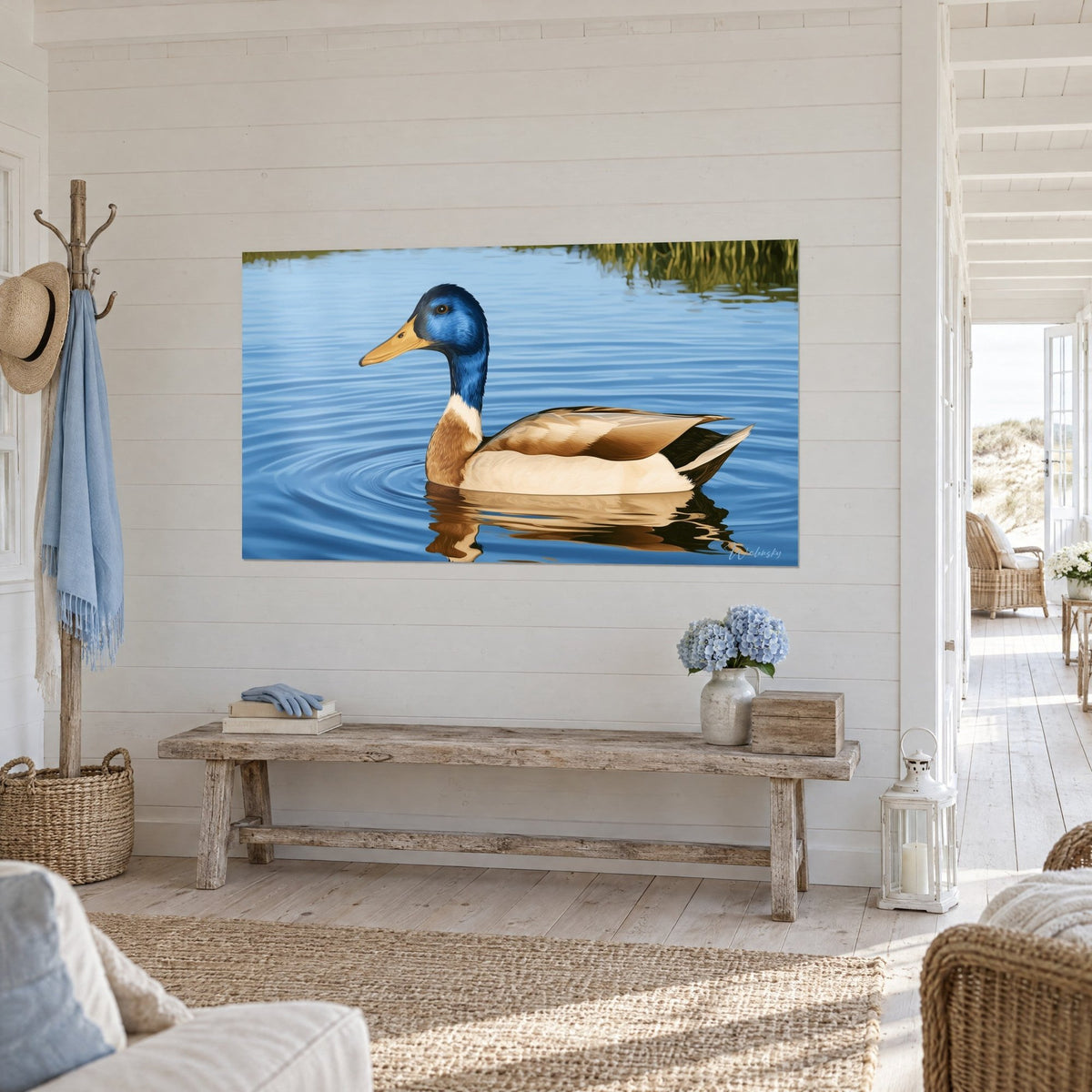 Tableau mallard au plumage brun cuivré et crème, ondulations bleues concentriques, en vue de trois-quarts sur mur lambrissé blanc