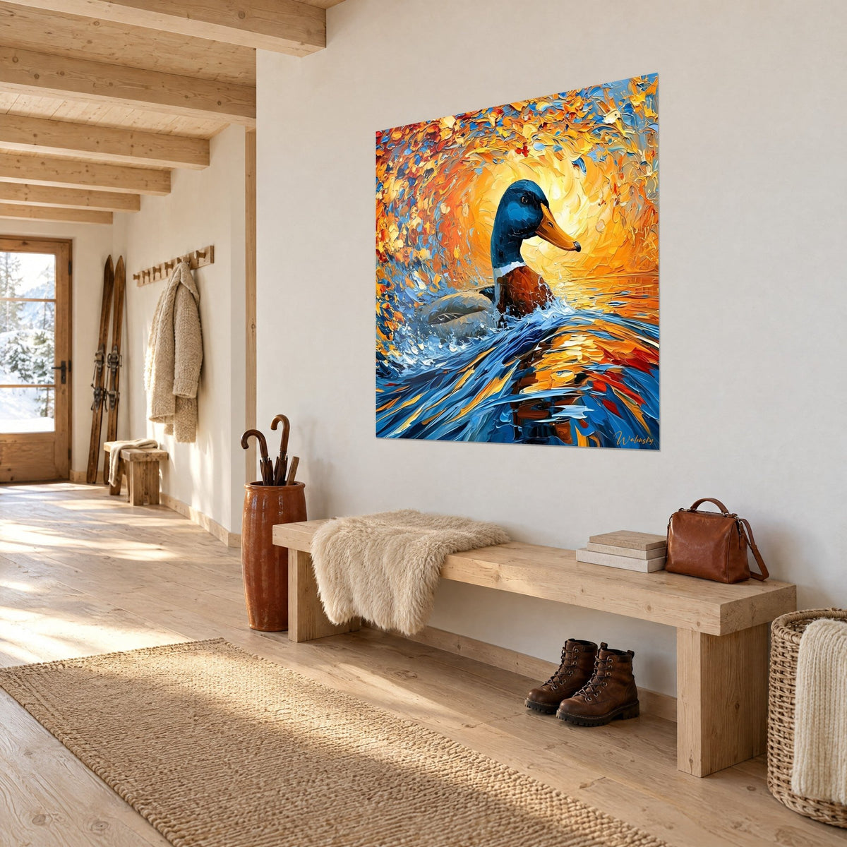 Tableau canard au bec orangé et poitrail brun, éclaboussures bleues et or, vu de biais dans une entrée de chalet en bois
