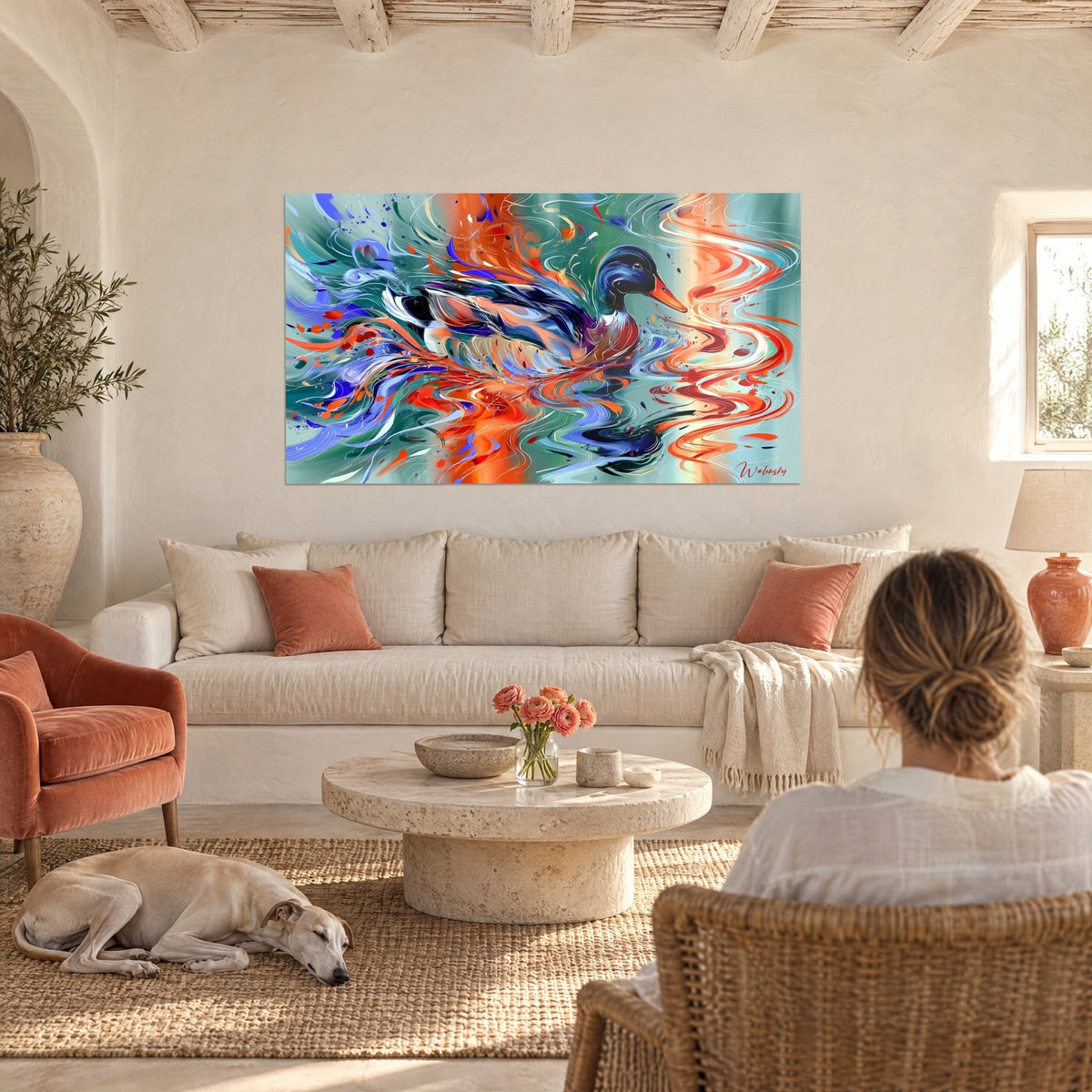 Tableau canard colvert à la tête bleu nuit, bec orangé et sillages rouges sur l'eau, au-dessus d'un canapé dans un salon lumineux
