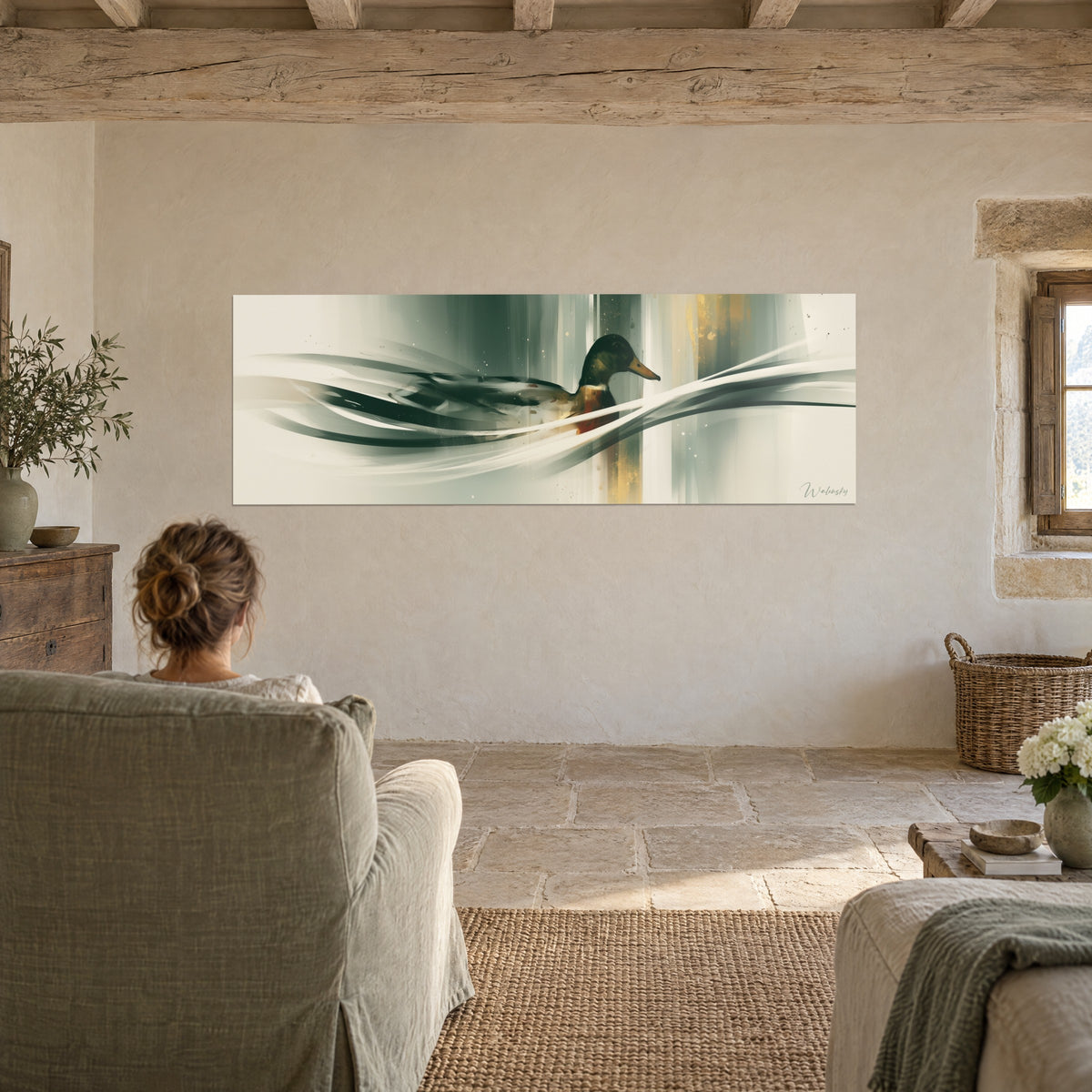 Gemälde Stockente, die durch weiße und salbeigrüne Schwünge gleitet, goldene Reflexe, gegenüber einem Sessel in einem Wohnzimmer mit Steinwand