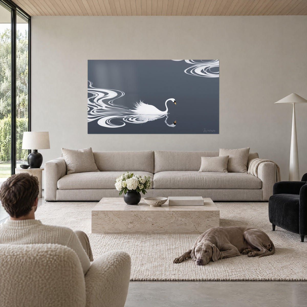 Tableau cygne immaculé glissant sur eau ardoise, volutes blanches et reflet doré du bec, au-dessus d'un canapé dans un salon lumineux