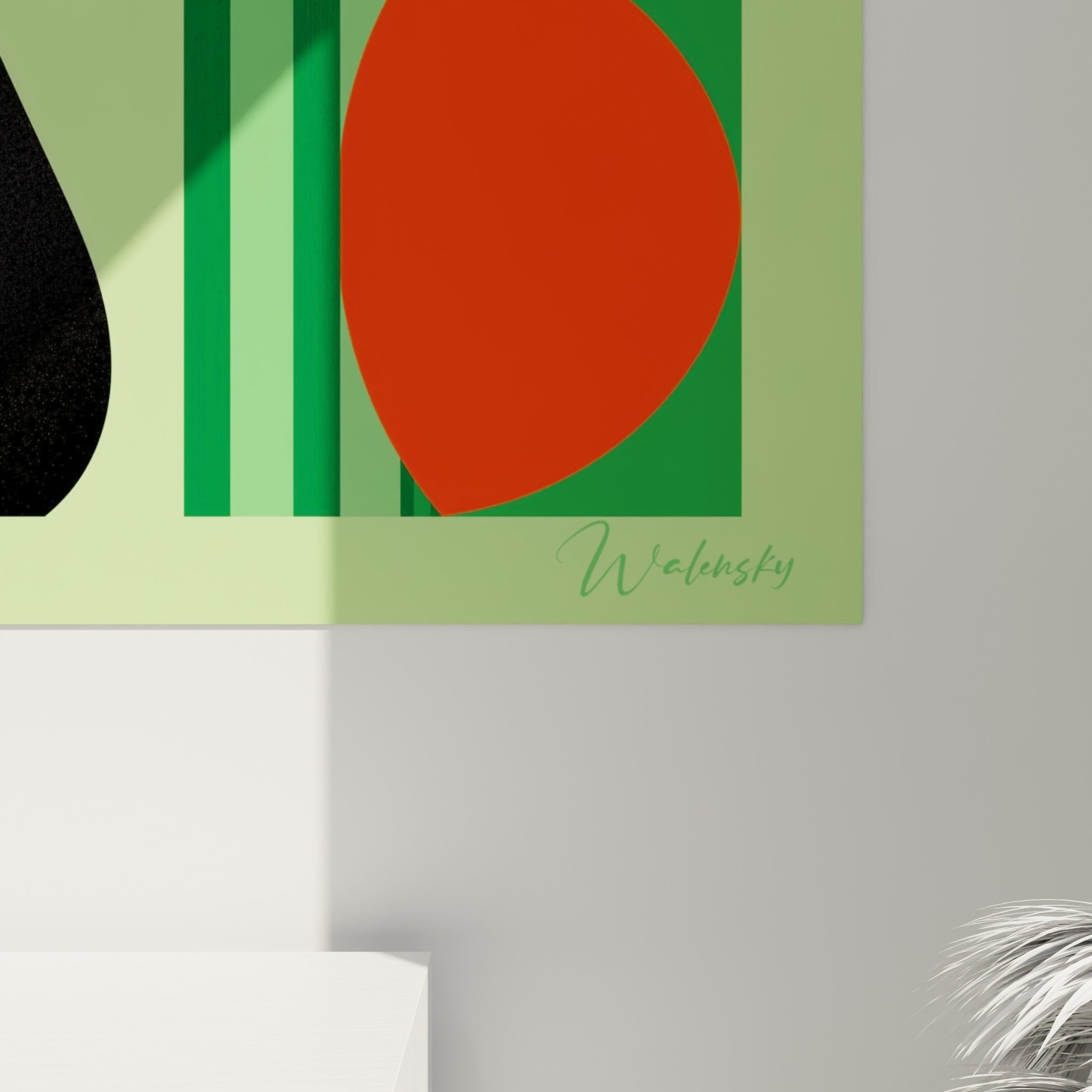Détail du bec orange lisse et du corps noir texturé du canard, contraste avec les carrés verts