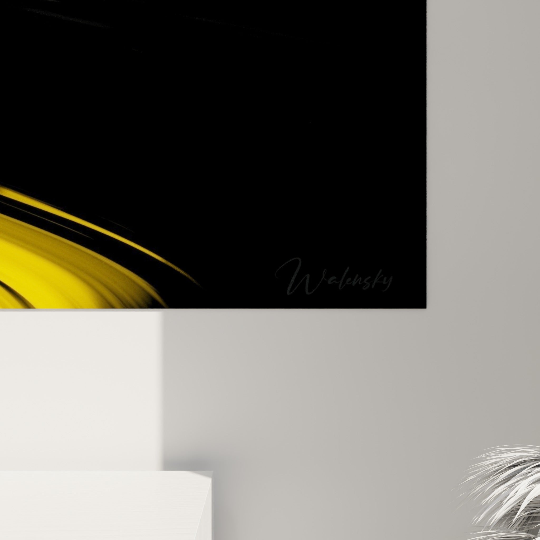 Détail des vagues jaune moutarde et noires fluides, grain lisse et brillant révélant les nuances dorées de près
