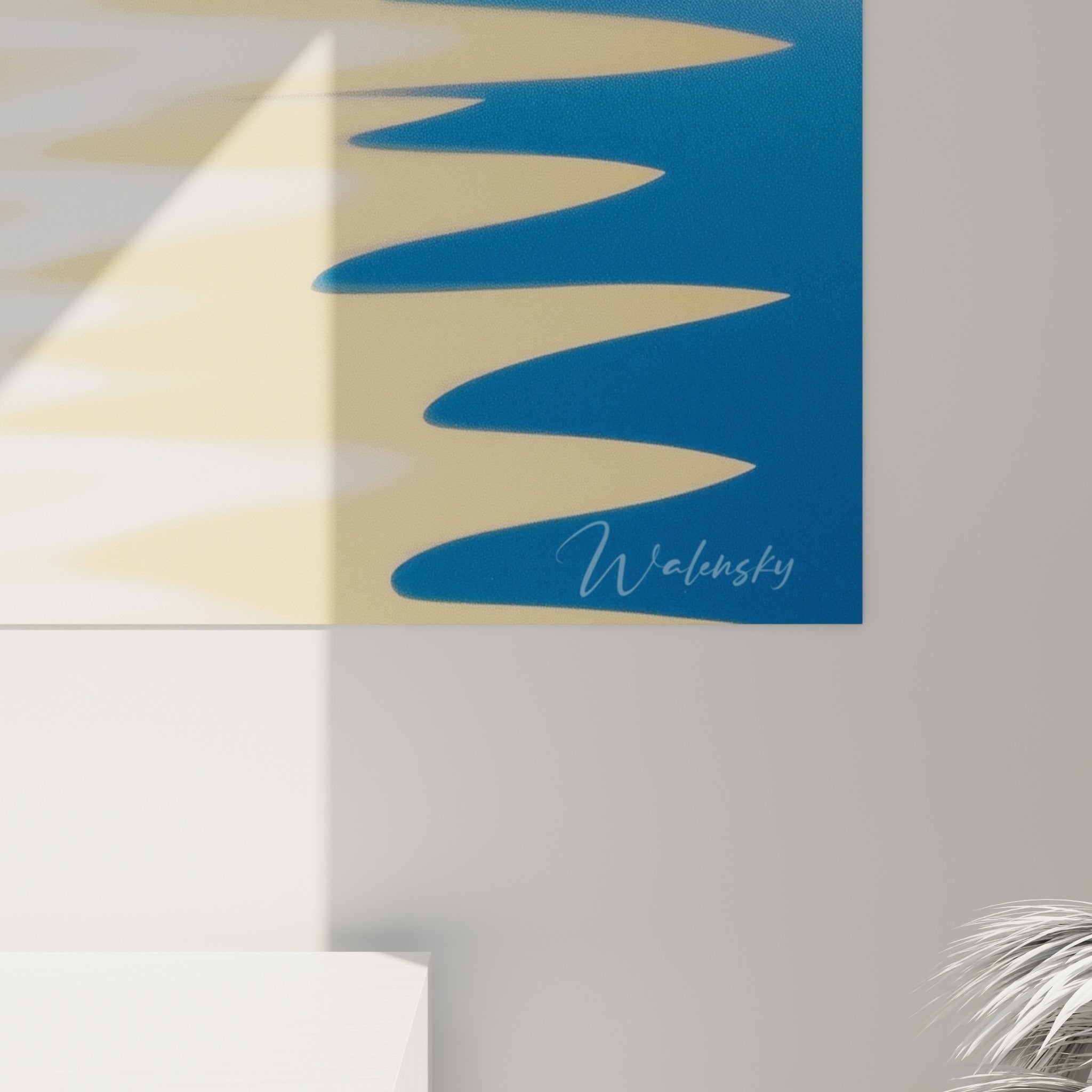 Détail du sillage blanc en zigzags et des touches dorées qui se fondent dans le bleu profond de la toile