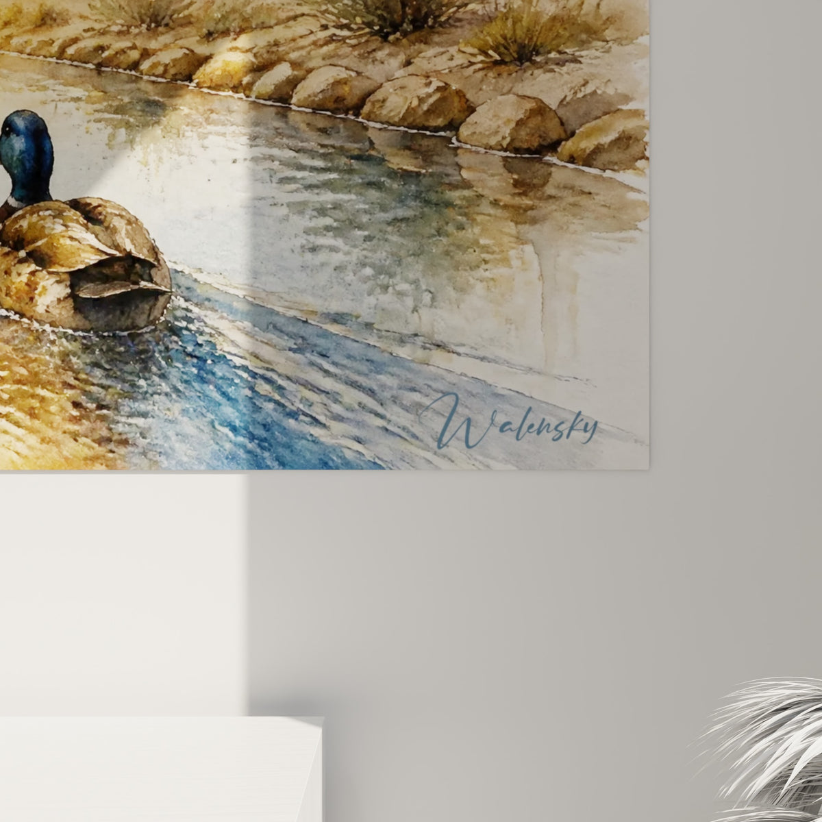 Empâtements de bleu pastel et coulures ocre dessinant le sillage du canard sur la toile aquarelle