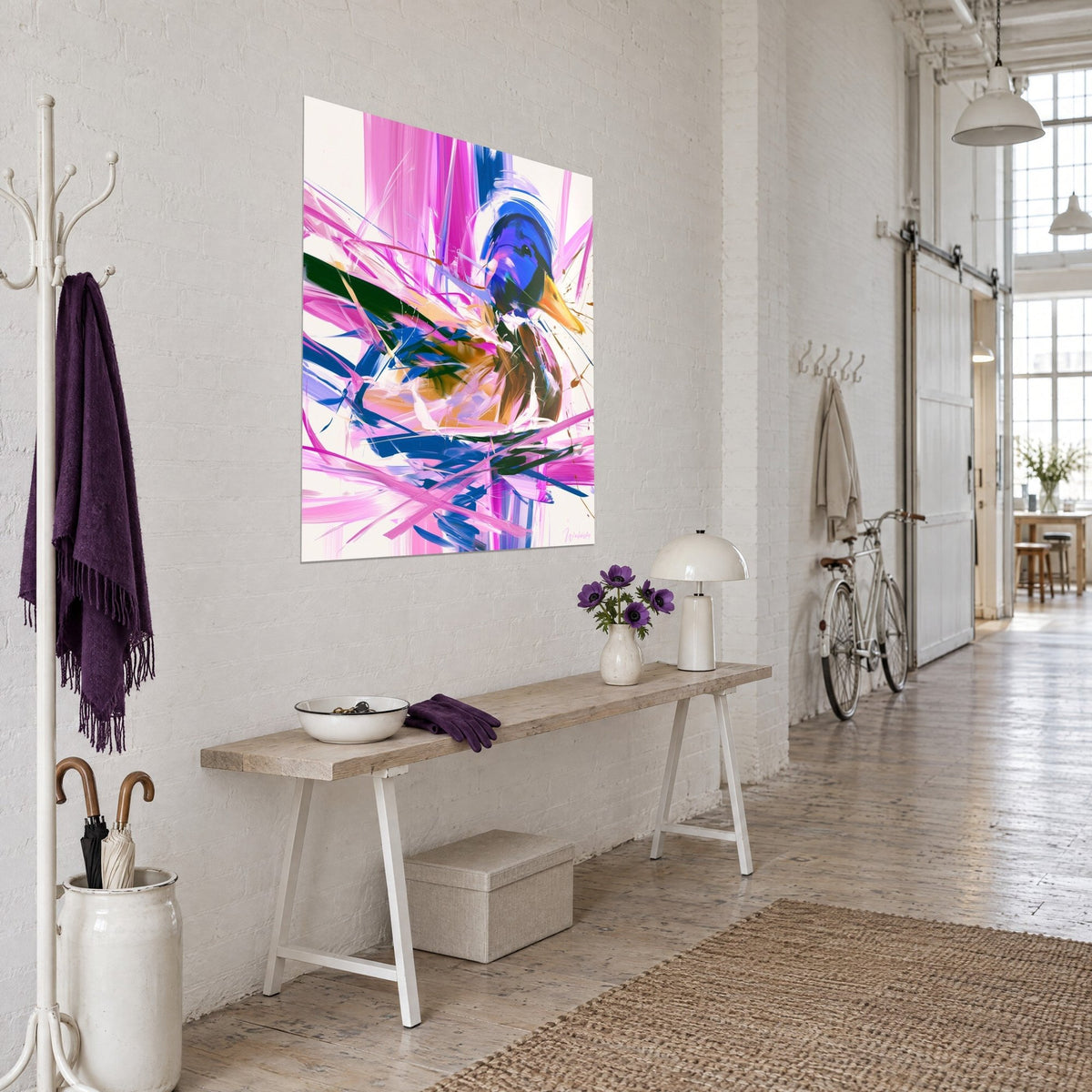 Cuadro de ave acuática de cabeza violeta y trazos fucsia salpicados, vista de tres cuartos, encima de una consola de madera clara