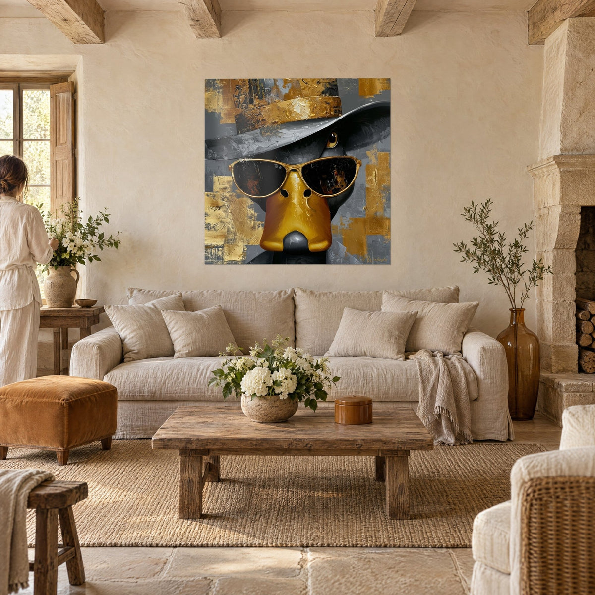Tableau canard incognito au bec doré et lunettes ambrées, chapeau gris orné d'or, au-dessus d'un canapé dans un salon lumineux