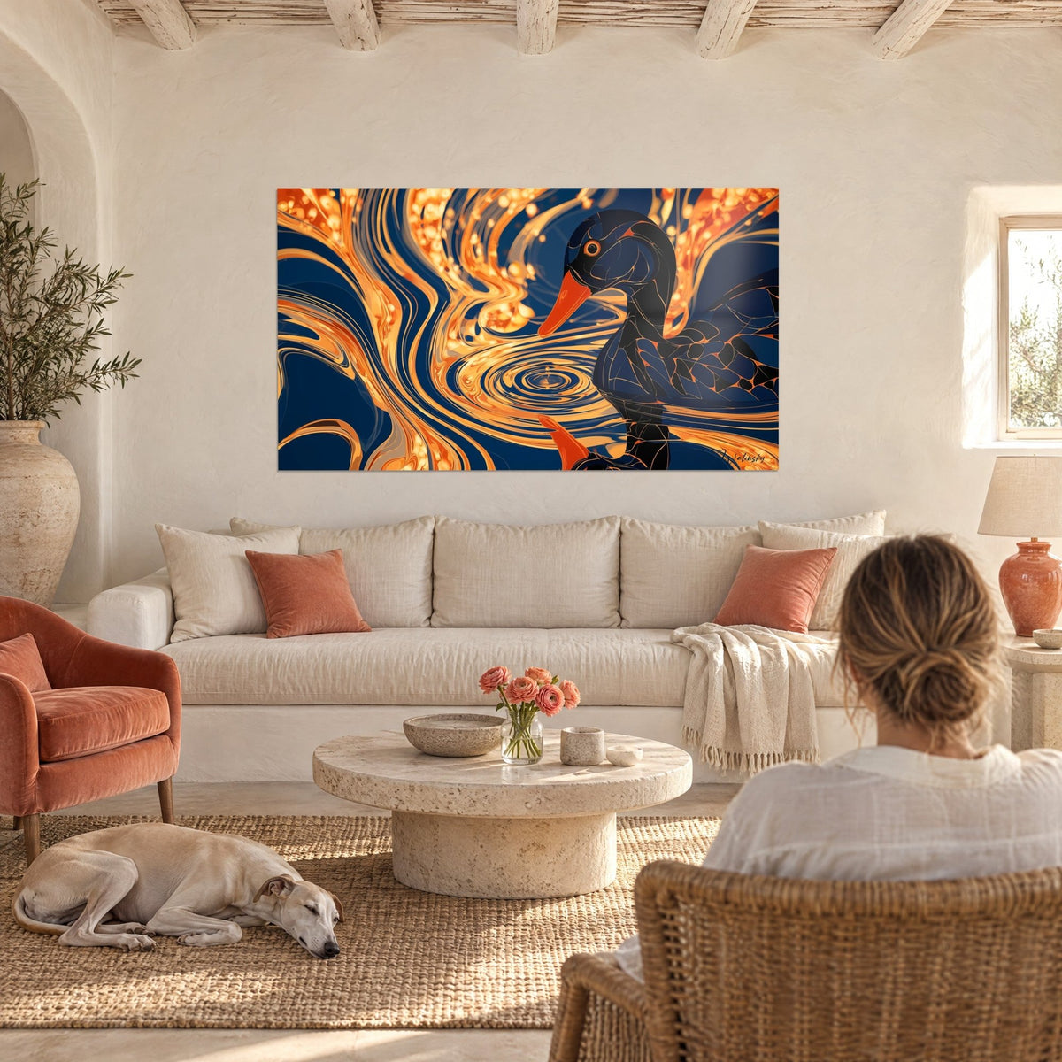 Tableau canard noir aux plumes en mosaïque bleu marine, tourbillons orange et dorés, au-dessus d'un canapé dans un salon lumineux