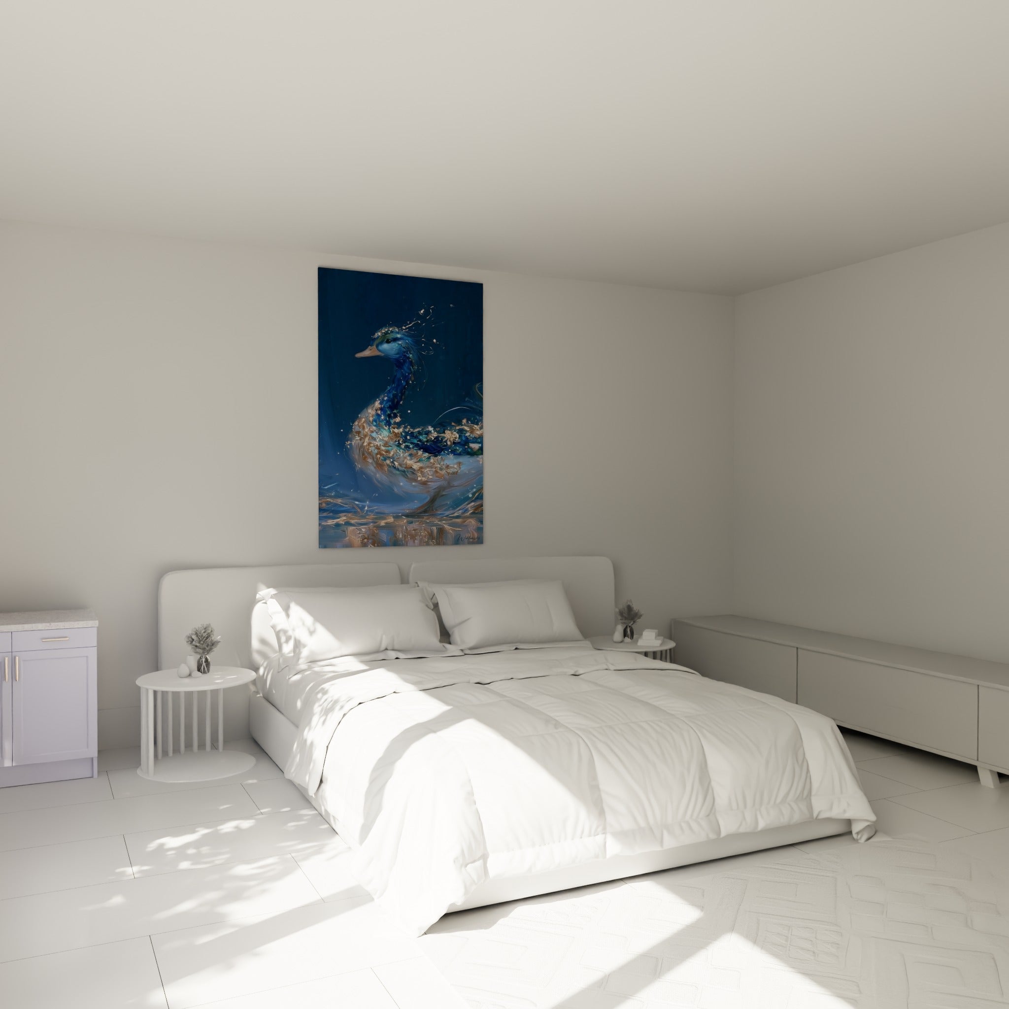 Canard doré et bleu marine glissant sur l'eau, accroché au-dessus d'un lit dans une chambre claire