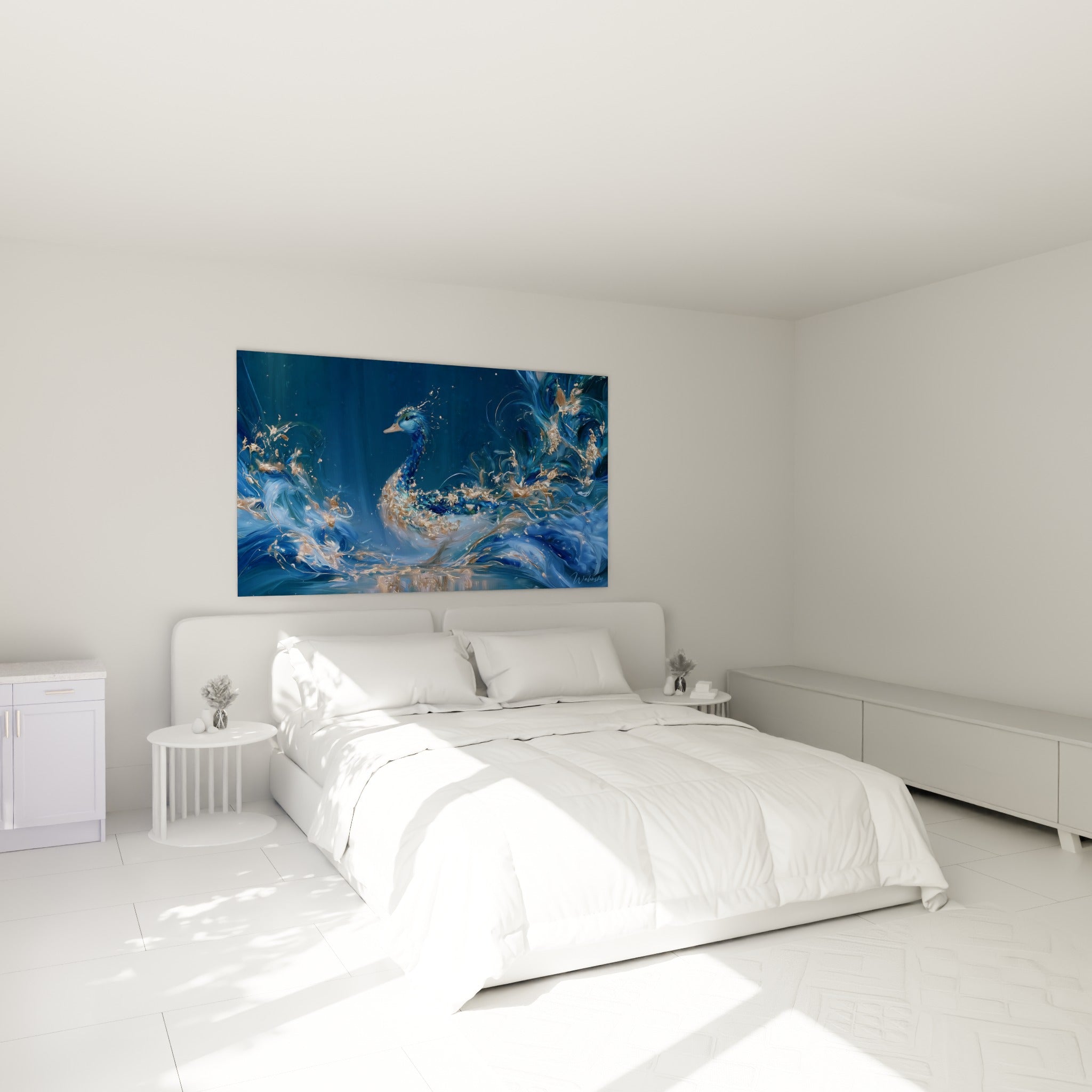Canard aux reflets dorés et bleu profond accroché au-dessus d'un lit dans une chambre claire