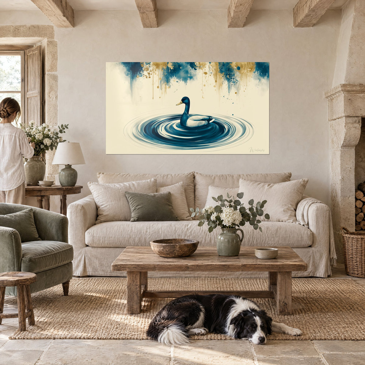 Tableau colvert bleu marine flottant sur des ondes ivoire, éclaboussures dorées, collie couché, au-dessus d'un canapé dans un salon lumineux