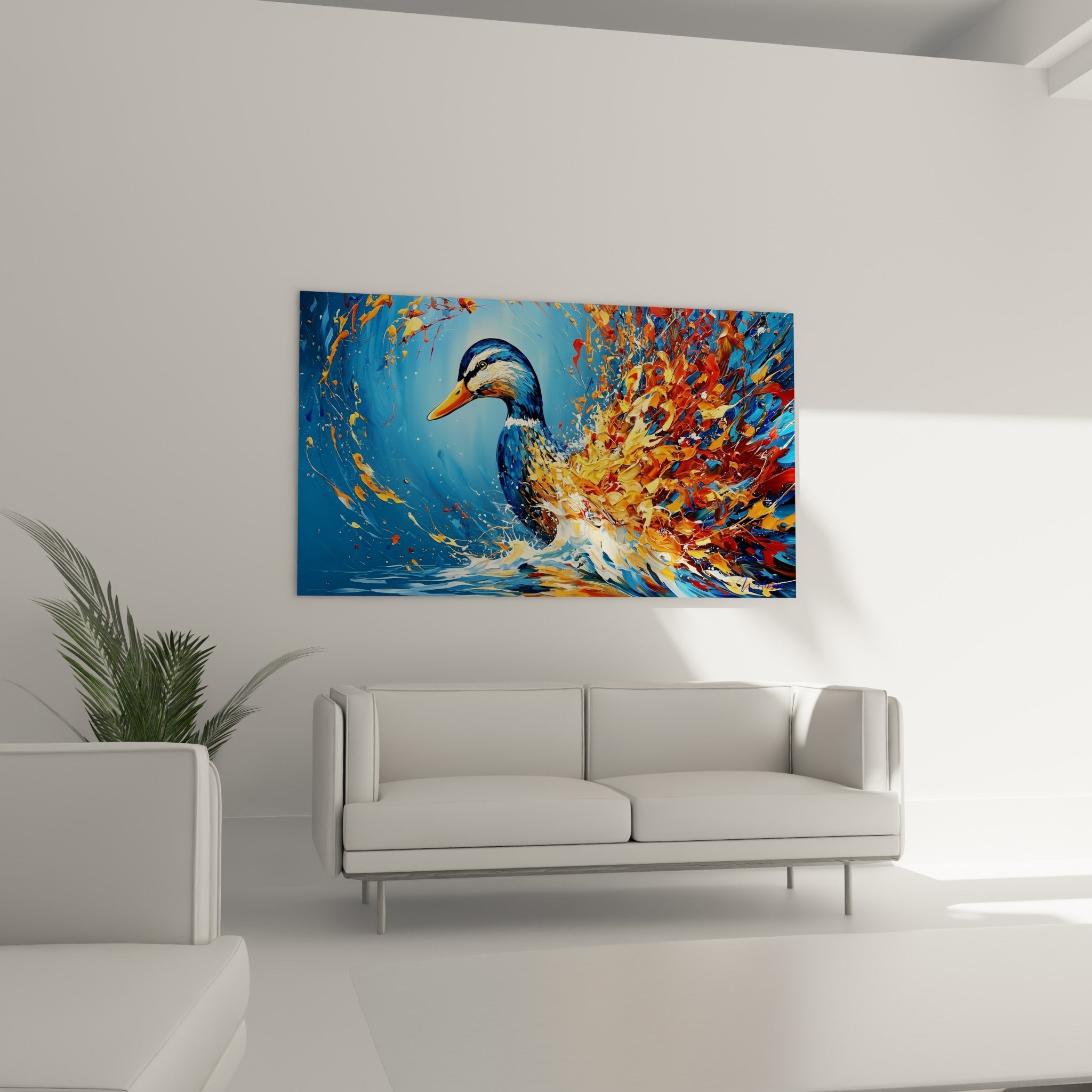 Oiseau aquatique bleu profond et orangé vif, disposé au-dessus d'un canapé dans un salon lumineux