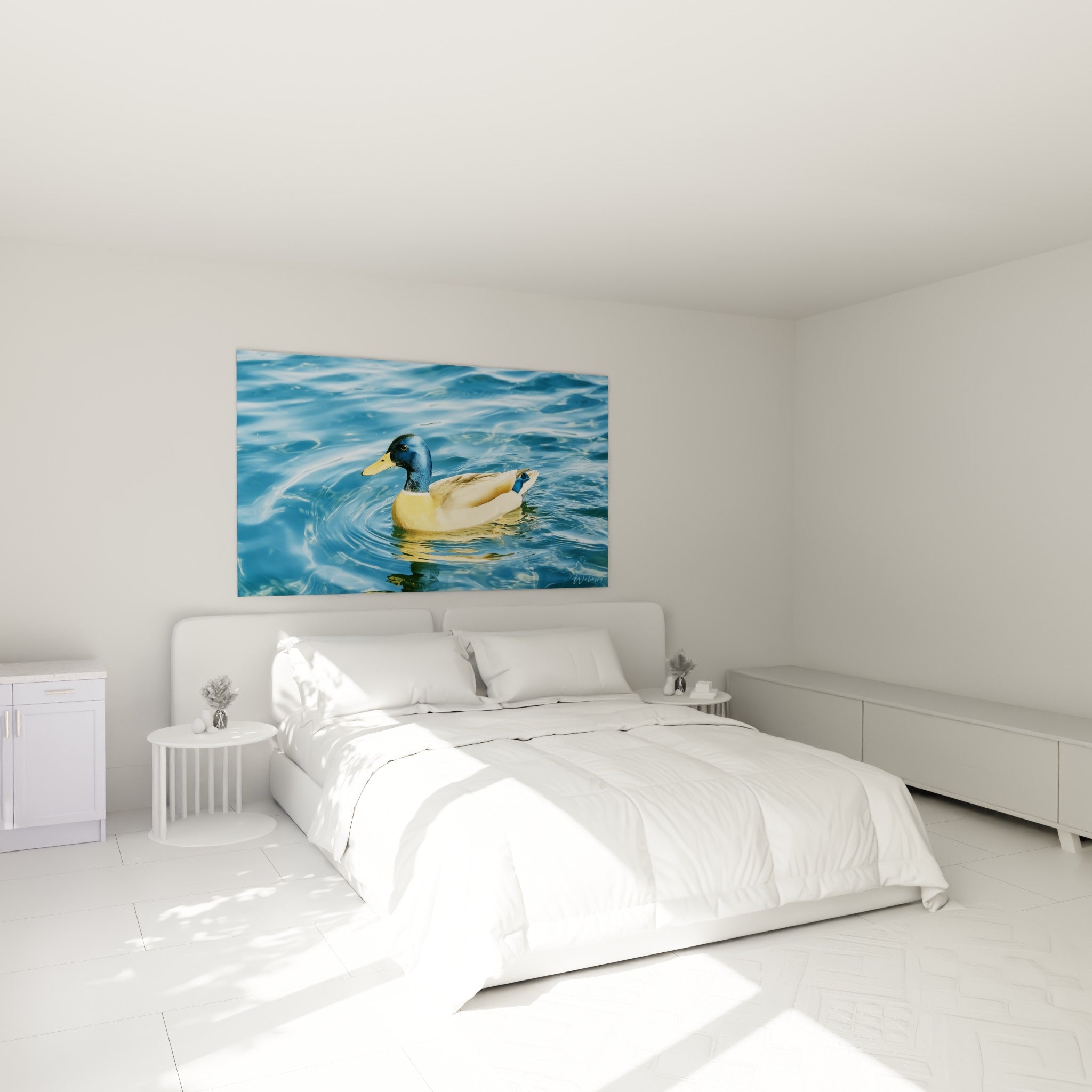 Colvert au plumage ocre et bleu glissant sur l'eau, au-dessus d'un lit dans une chambre claire
