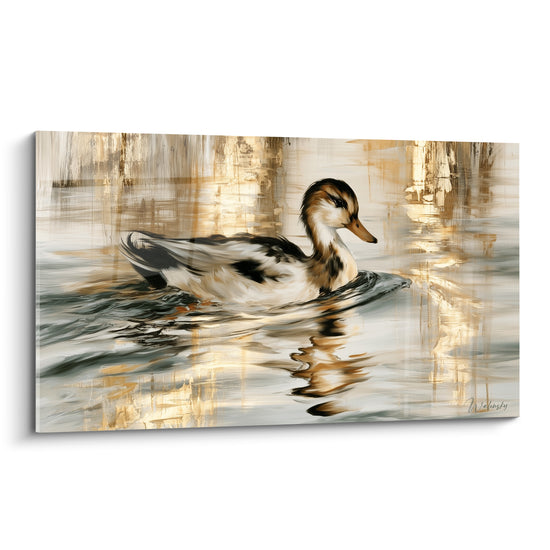 Canard aux plumes ivoire et anthracite nageant sur une eau dorée aux reflets verticaux