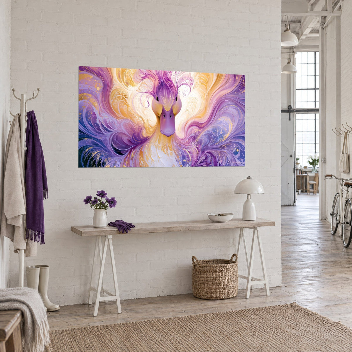 Schilderij watervogel van voren, lila kuif in goudgerande spiralen op ivoren achtergrond, driekwart zicht op een console