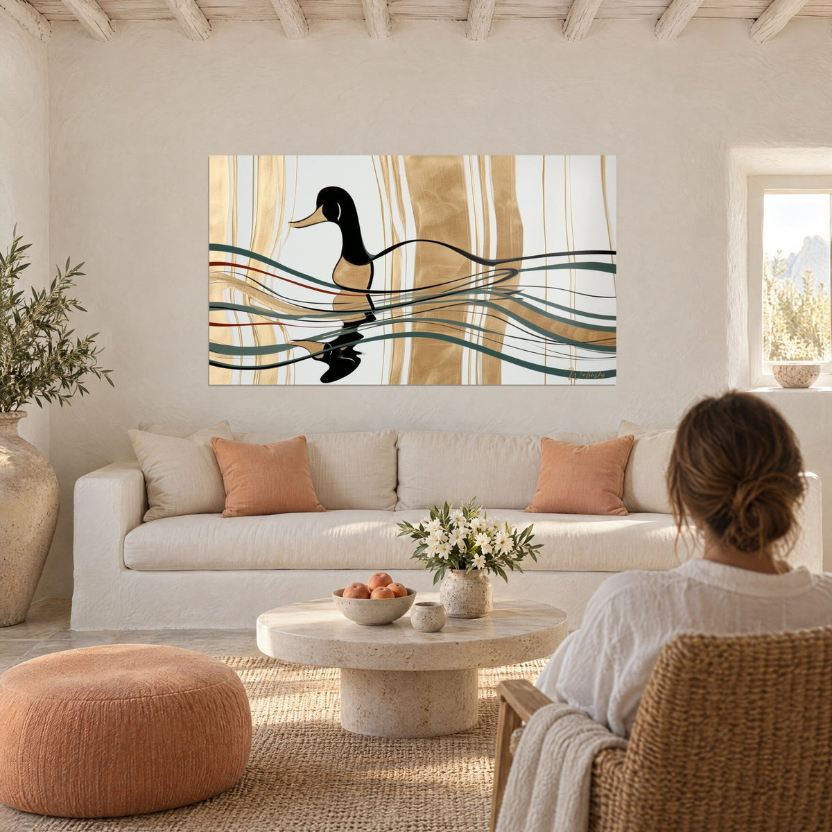 Tableau canard colvert noir et or glissant sur des vagues vert sapin, au-dessus d'un canapé dans un salon lumineux