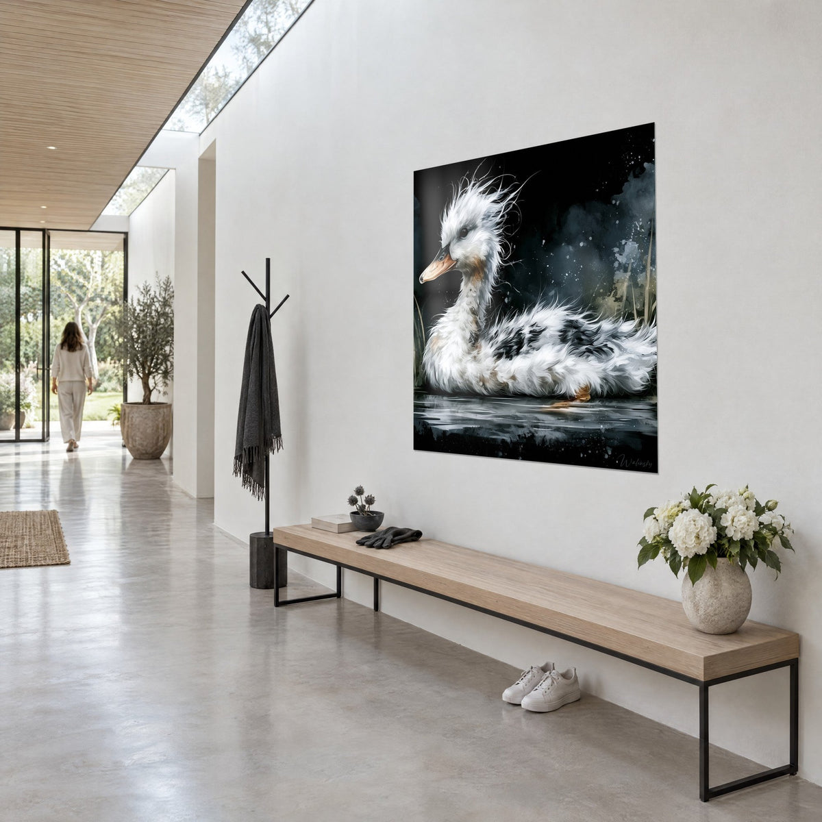 Tableau cygnon au duvet hérissé, plumes blanches et taches noires, bec rosé, accroché en trois-quarts dans un couloir clair