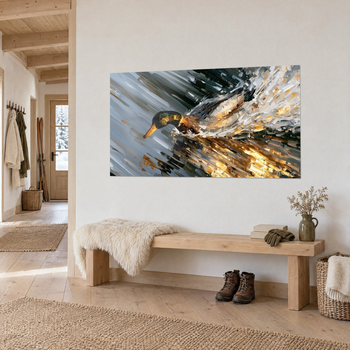 Tableau oiseau aquatique à tête verte irisée, éclaboussures blanches et ocre en larges touches, sur un mur crème dans une entrée en bois