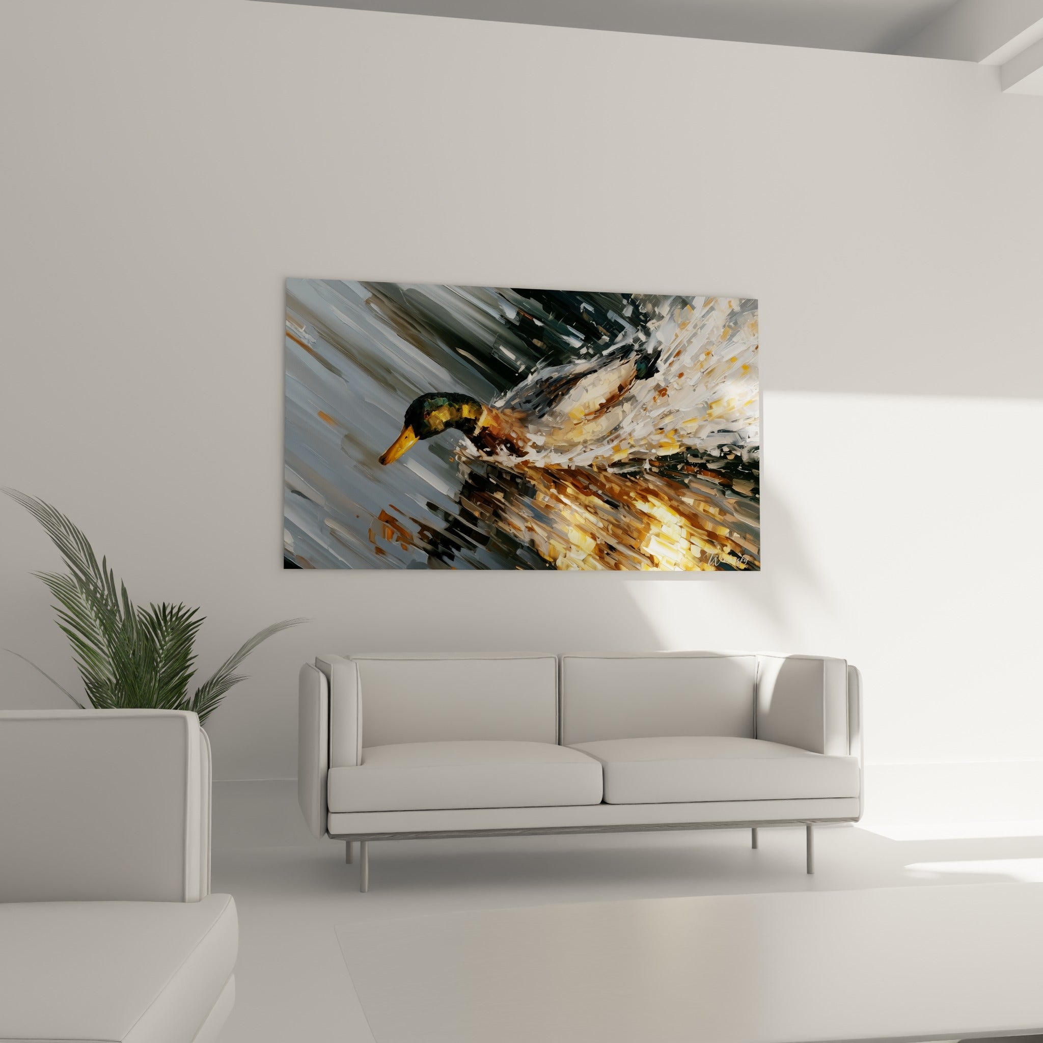 Plumage doré et gris du canard colvert accroché au-dessus d'un canapé dans un salon lumineux