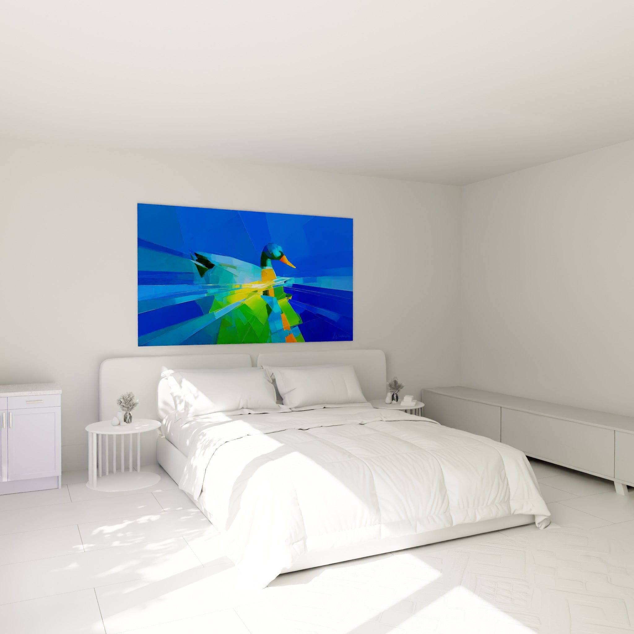 Canard fragmenté en éclats bleus et verts, bec orange vif, au-dessus d'un lit dans une chambre claire