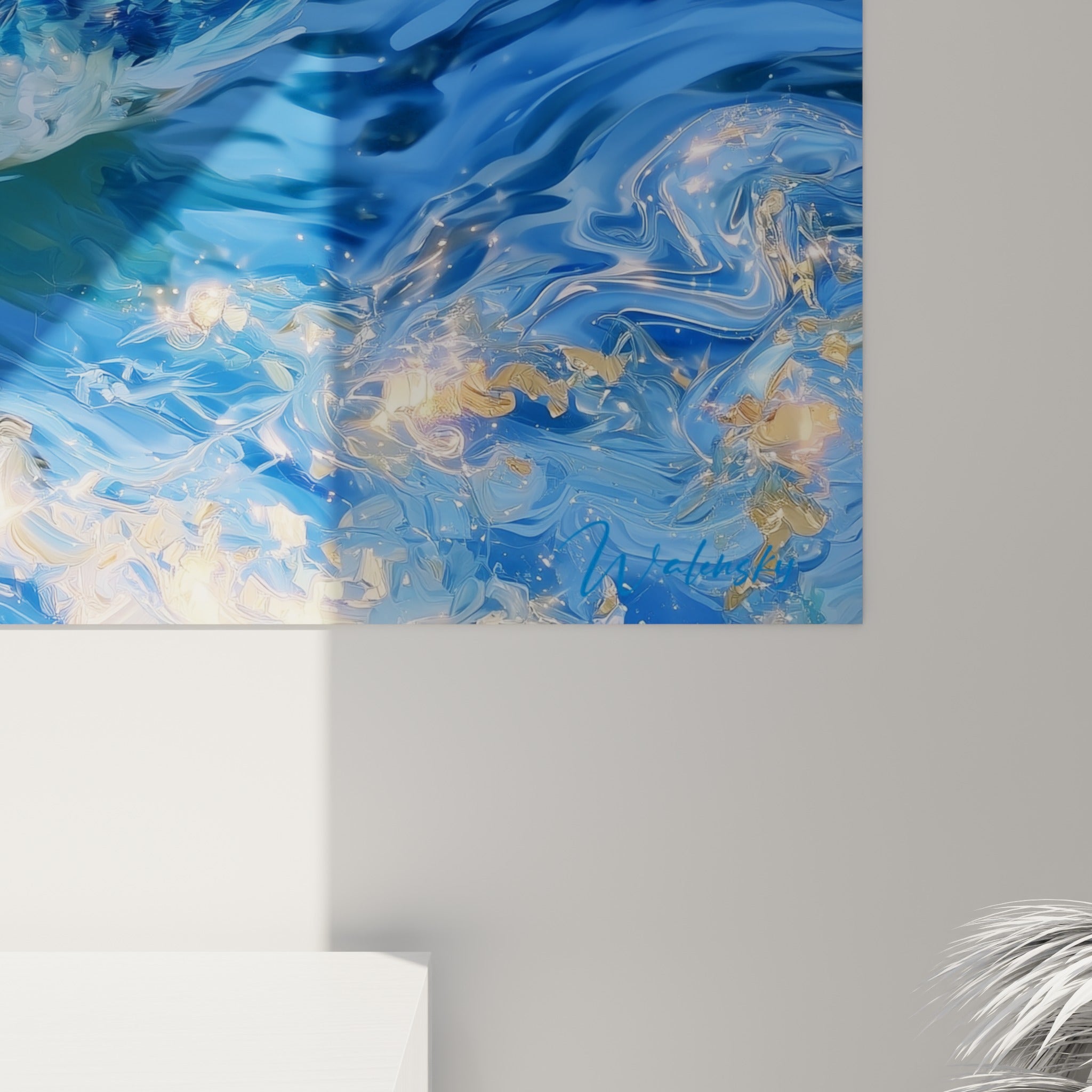 Empâtements dorés et coulures bleu profond se mêlant sur la surface aquatique peinte