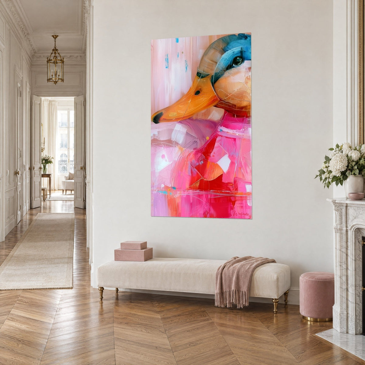 Tableau oiseau aquatique au long bec ambré, casque bleu ciel et plumage fuchsia en coups de couteau, dans un couloir haussmannien