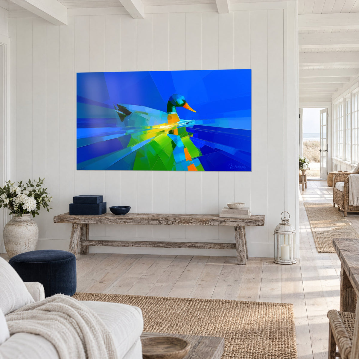 Tableau oiseau aquatique à la tête vert émeraude et au bec orangé, rayons bleus, vu de trois-quarts dans un séjour de bord de mer