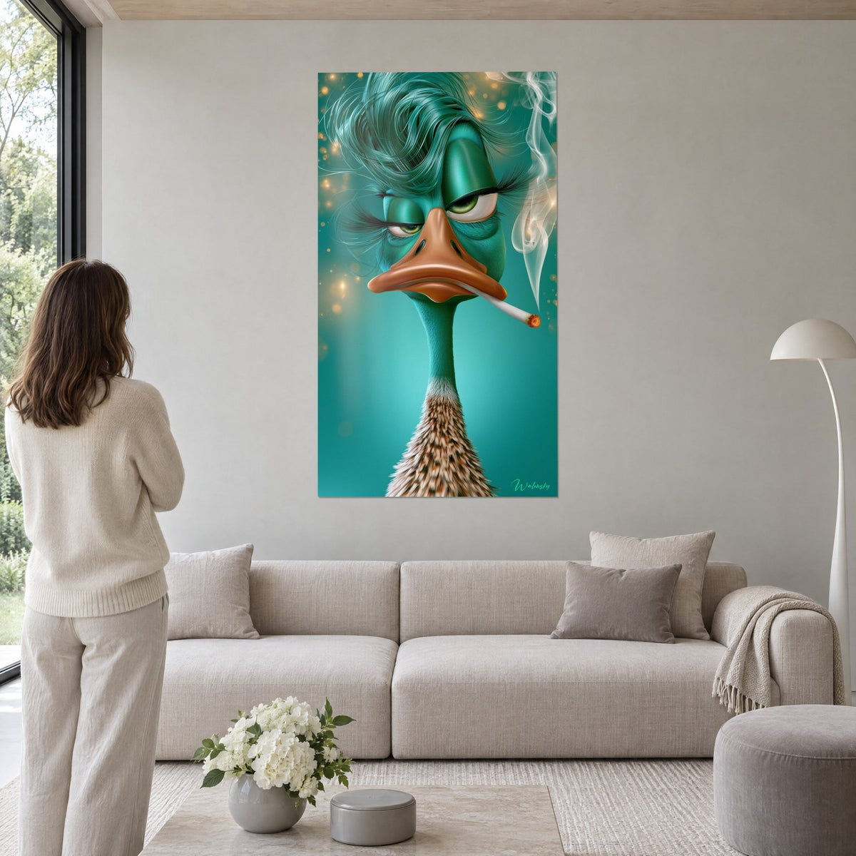 Tableau canard à huppe verte et bec orangé, cigarette fumante, fond turquoise, au-dessus d'un canapé dans un salon lumineux