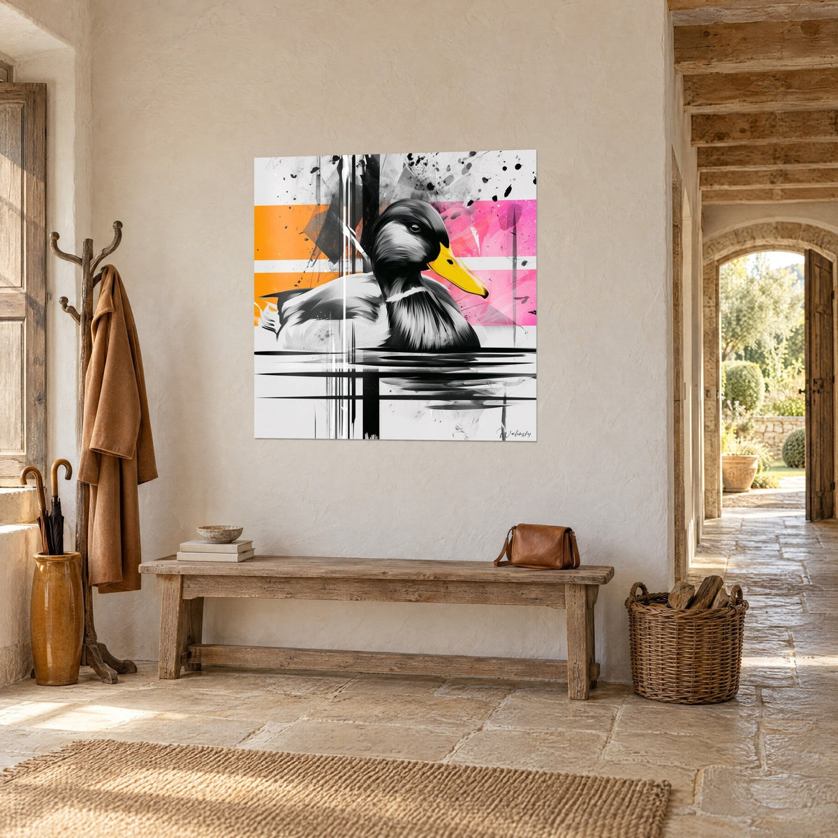 Tableau volatile sur l'eau aux coups de pinceau noirs, bec doré, aplats orange et fuchsia, vu de trois-quarts dans un couloir en pierre