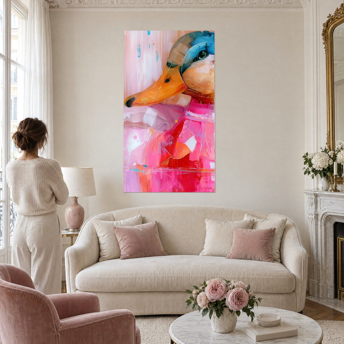 Tableau canard colvert à la tête bleue et au bec orangé, fond rose poudré et rouge vif, au-dessus d'un canapé dans un salon lumineux