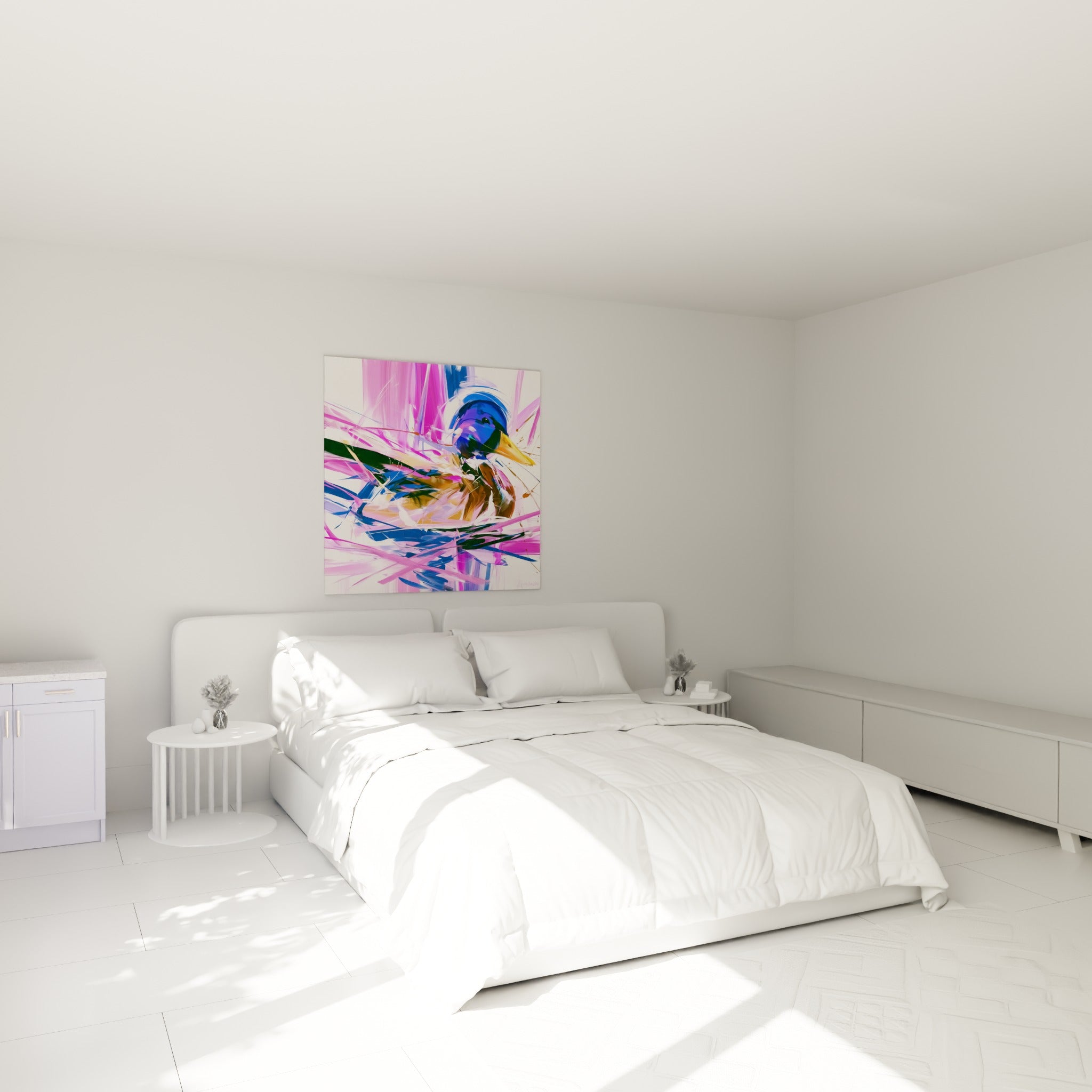 Canard colvert bleu et rose fuchsia peint en larges traits, accroché au-dessus d'un lit dans une chambre claire
