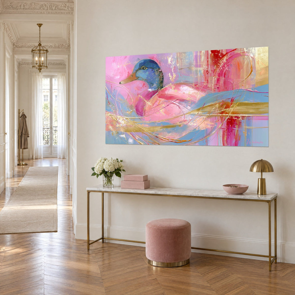 Tableau canard rose pastel aux volutes d'or sur fond bleu ciel, vu de trois-quarts au-dessus d'une console dorée, hall haussmannien