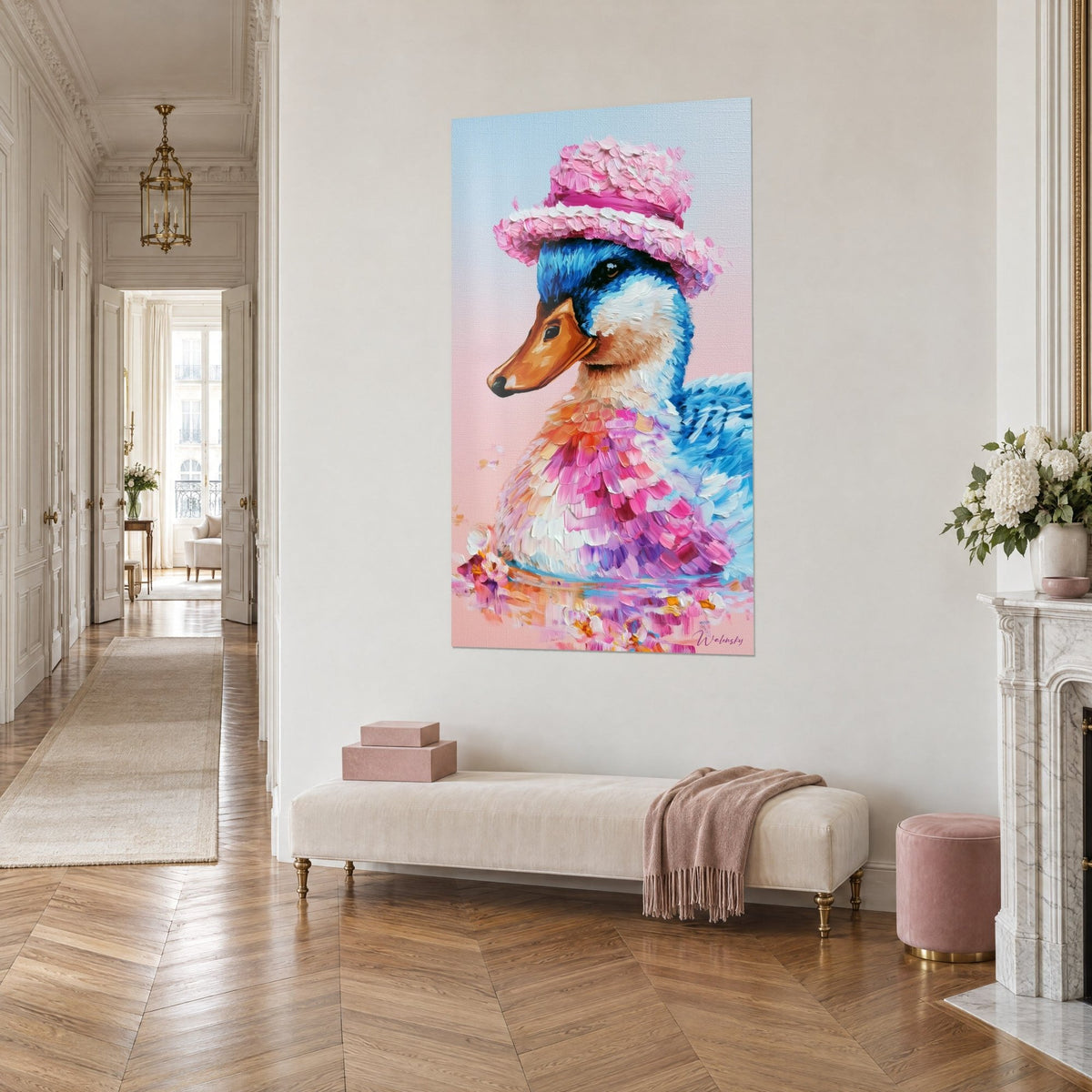 Tableau volatile au bec orangé et au cou ivoire, chapeau de peinture épaisse rose, vu de trois-quarts dans un couloir haussmannien