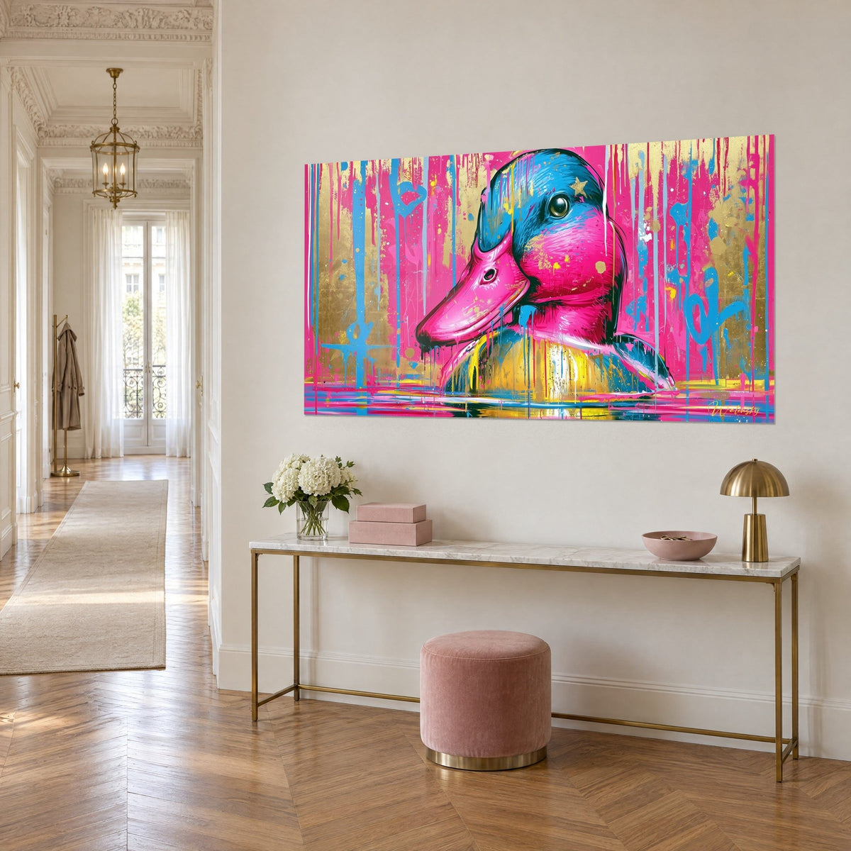 Quadro pop art di un germano reale dalla testa turchese e dal piumaggio magenta, schizzi dorati, su una parete in stile haussmanniano