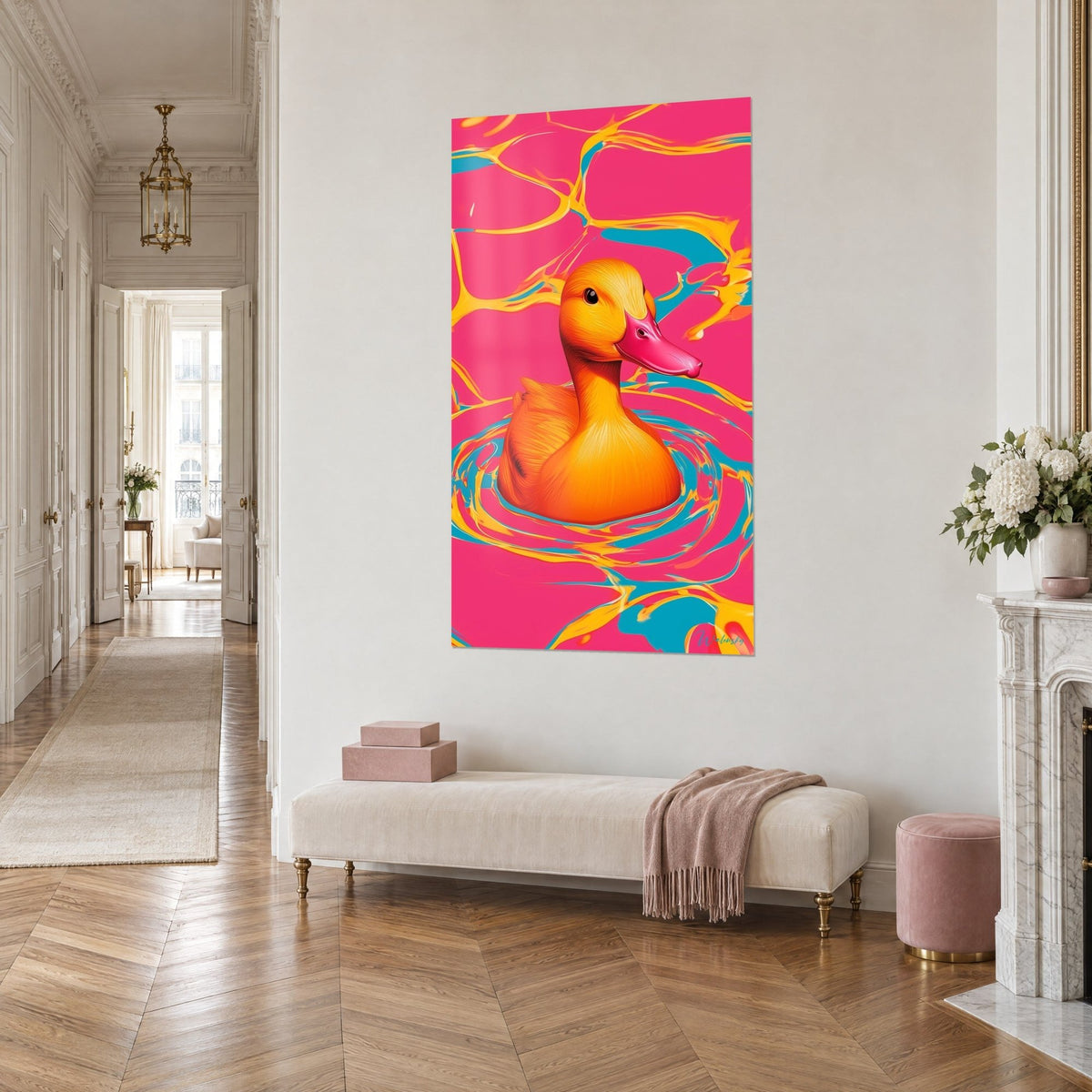 Tableau volatile jaune-orangé et bec framboise nageant dans des ondes turquoise sur rose vif, couloir parquet, vue de trois-quarts