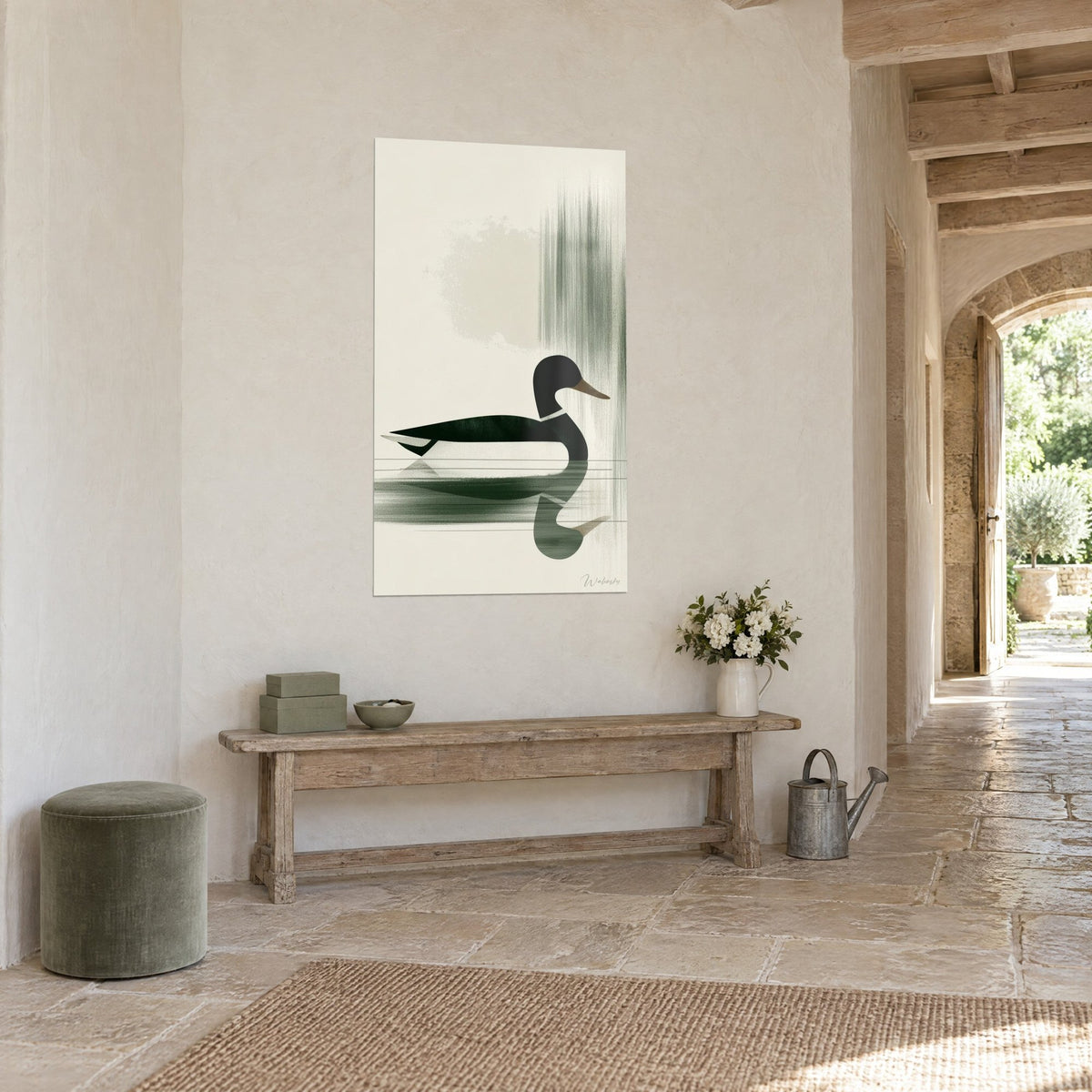 Tableau canard noir et vert profond, collier blanc, reflet estompé sur fond crème, mur de pierre et arche d'un couloir ensoleillé