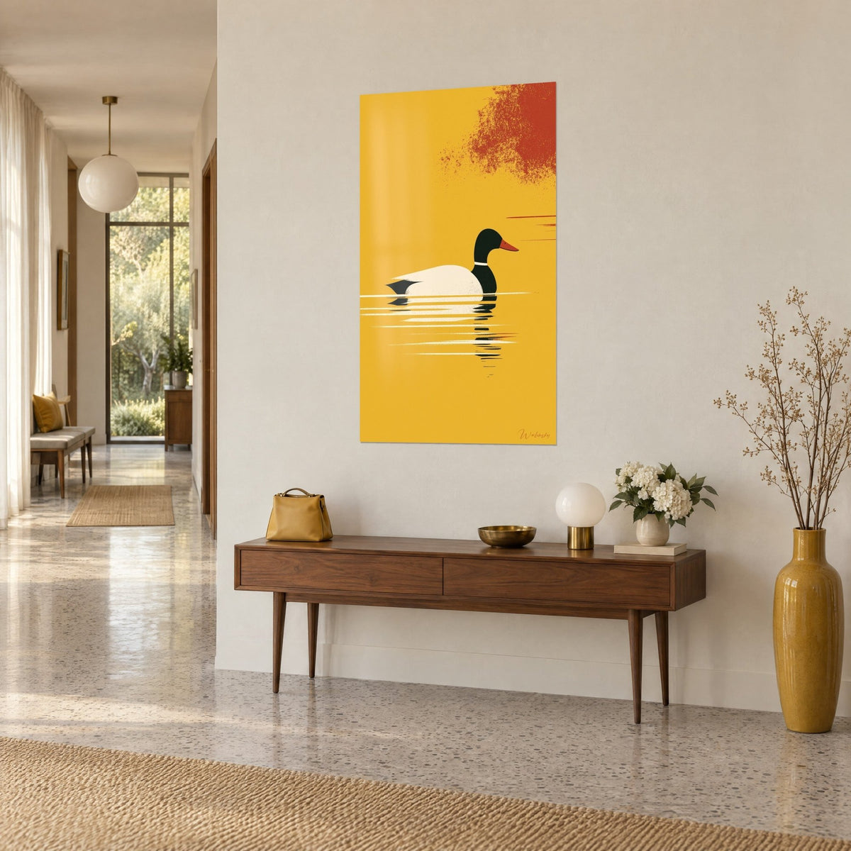 Tableau oiseau aquatique au bec orangé glissant sur une eau moutarde, éclaboussure rouge brique, console en bois dans un couloir clair