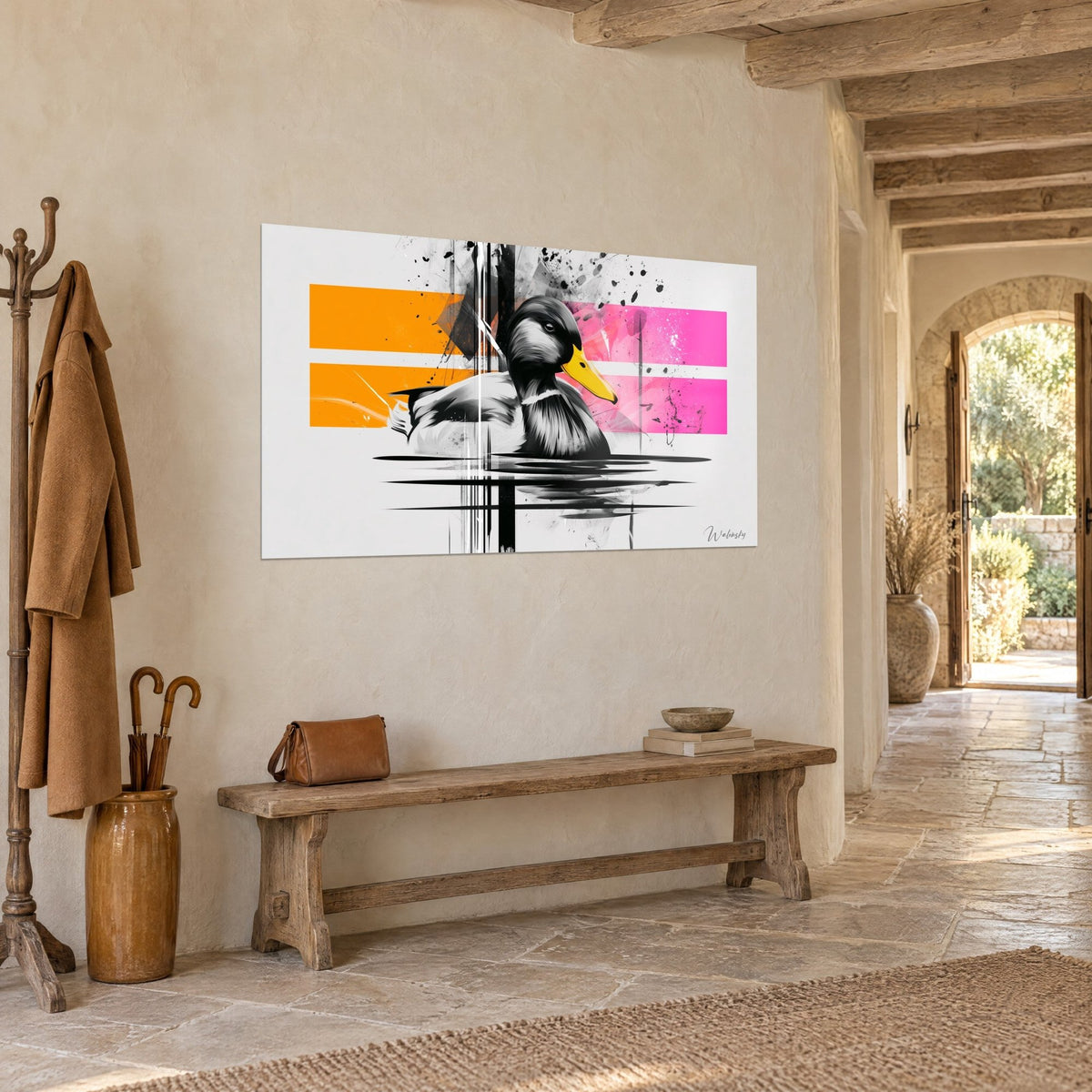 Tableau oiseau aquatique au bec jaune vif, bandes orange et rose, traits noirs verticaux, mur crépi beige d'une entrée en pierre